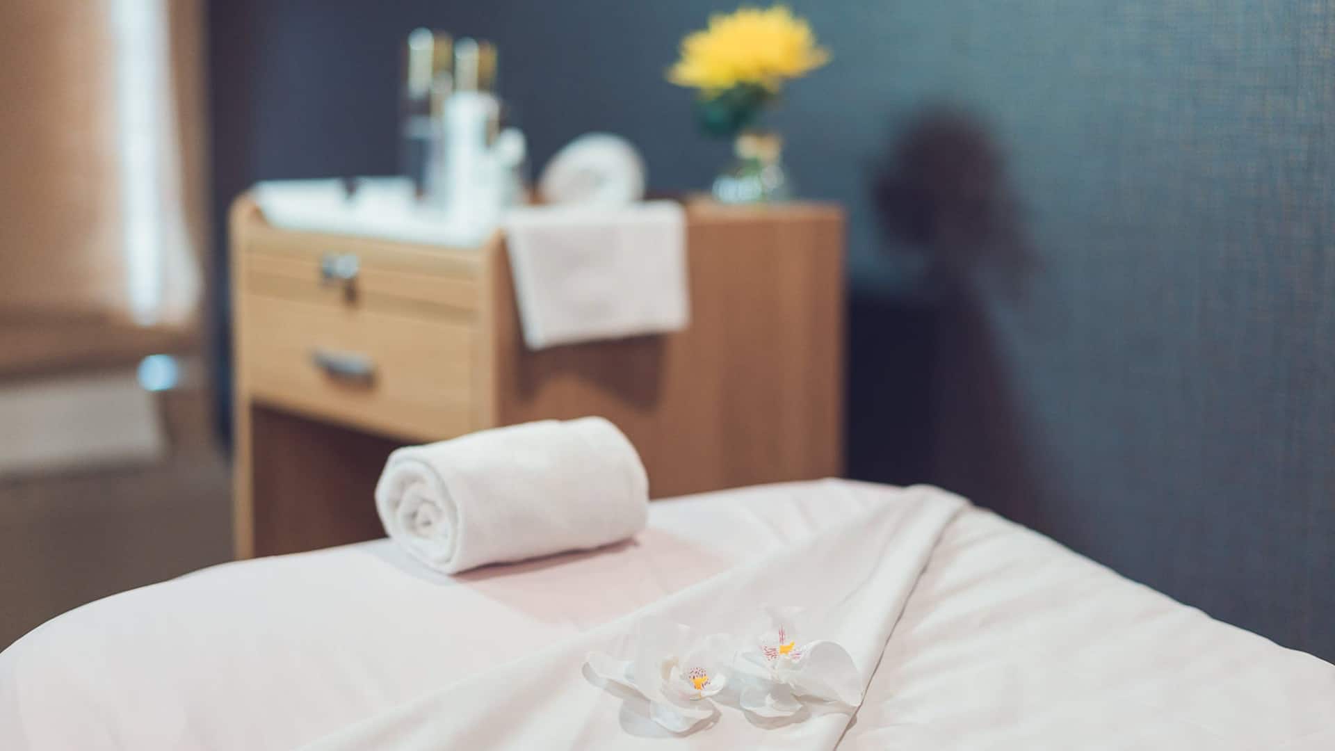 Hyatt Regency Calgary Stillwater Spa Treatment Bed