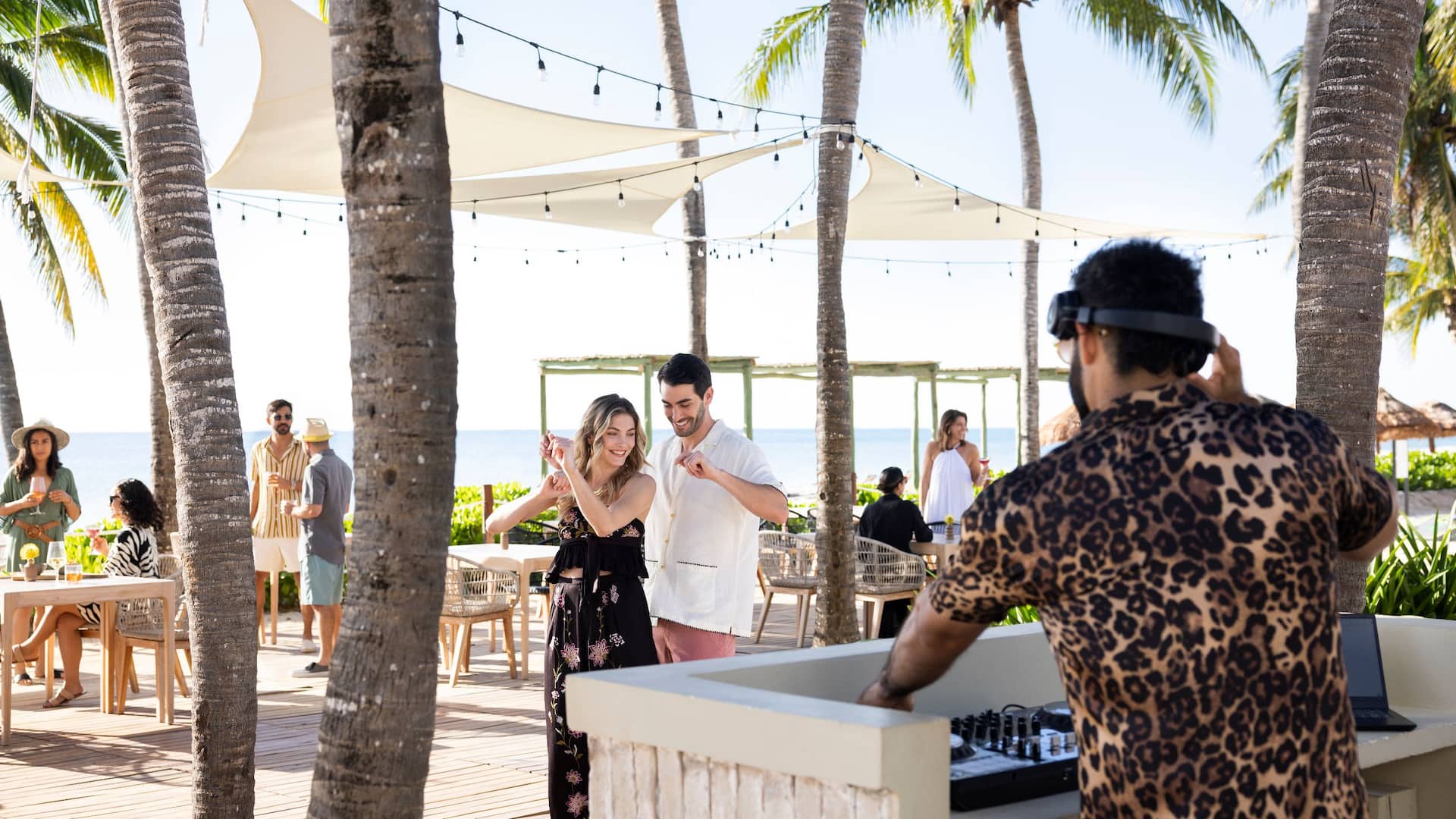 Lola Beach Club Dj