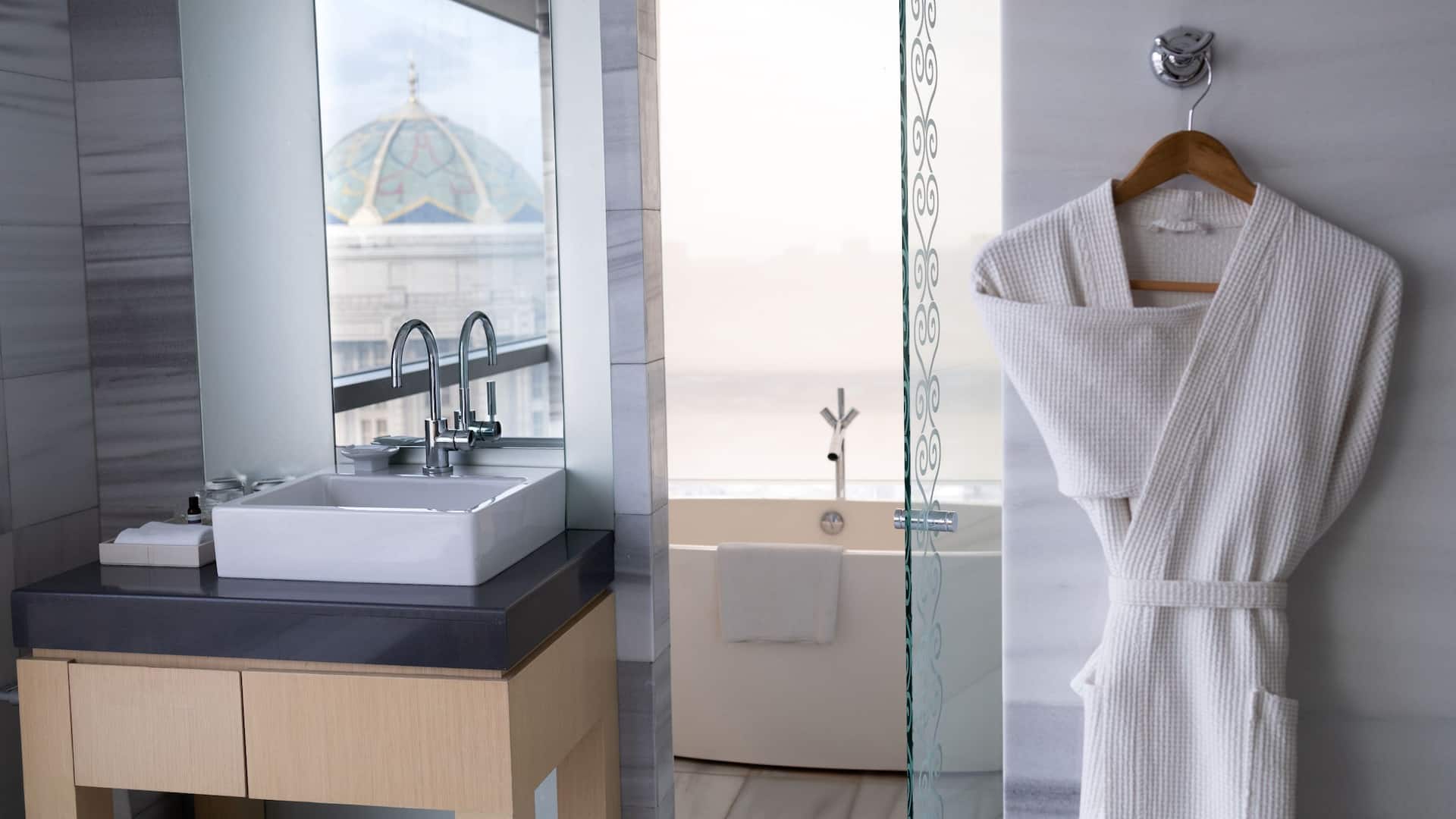 第 5，共 5 Hyatt Regency Dushanbe Executive Suite Bathroom