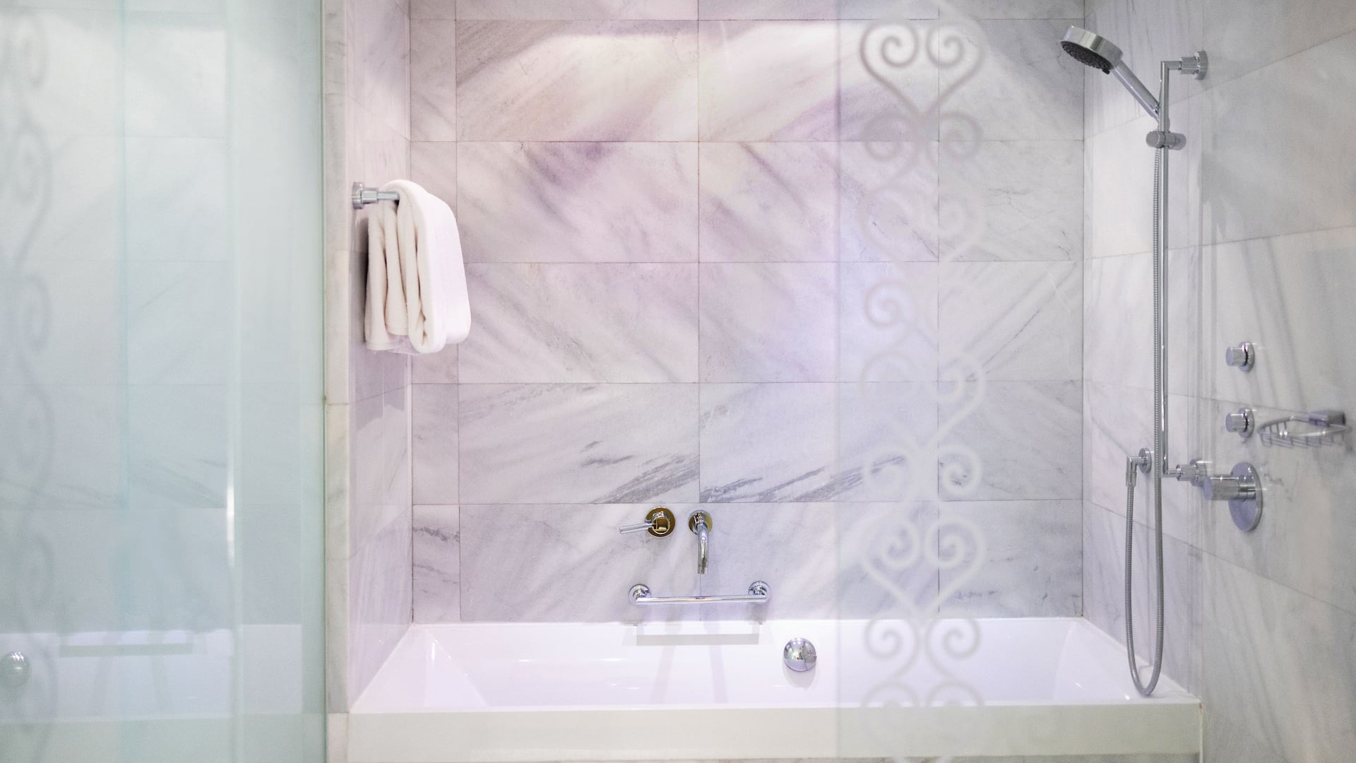 第 5，共 5 Hyatt Regency Dushanbe Standard Room Bathroom Shower