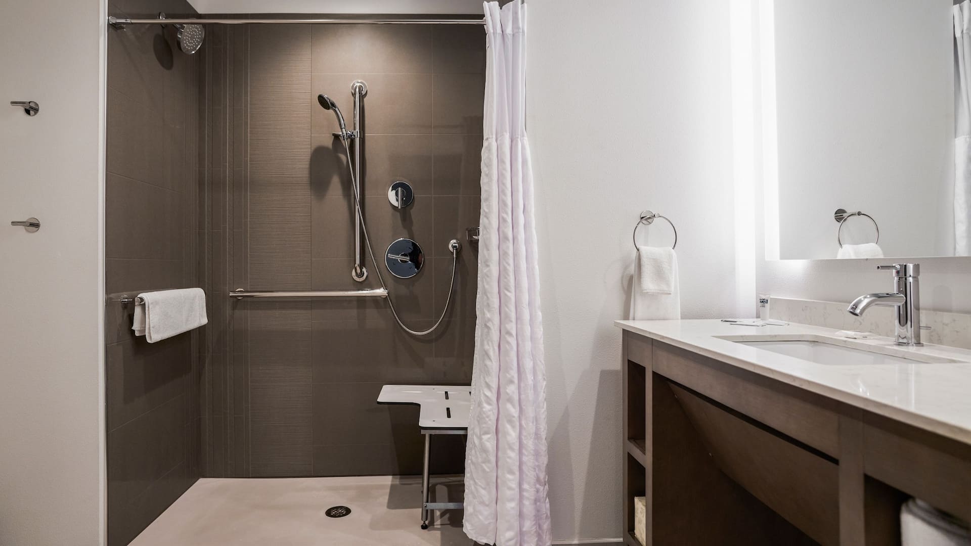 4 de 4 Hyatt House Louisville - East Accessible Suite Roll In Shower