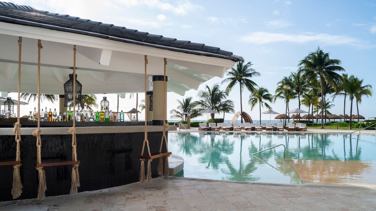 Olas Swim Up Bar Daytim