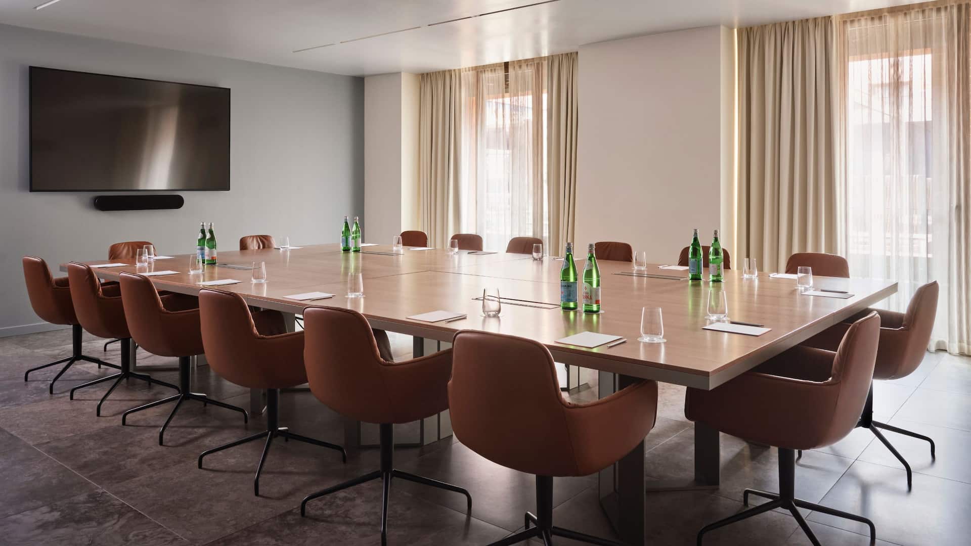 1 di 2 Hyatt Centric Murano Venice Boardroom