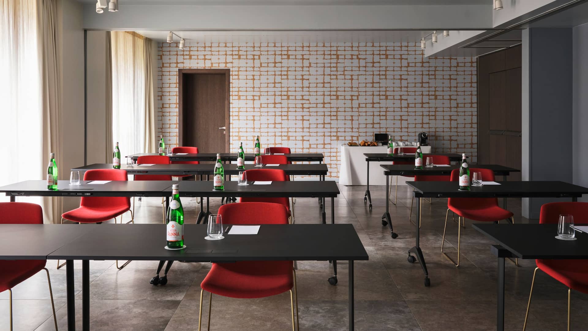 2 di 4 Hyatt Centric Murano Venice Meeting Room Reverse