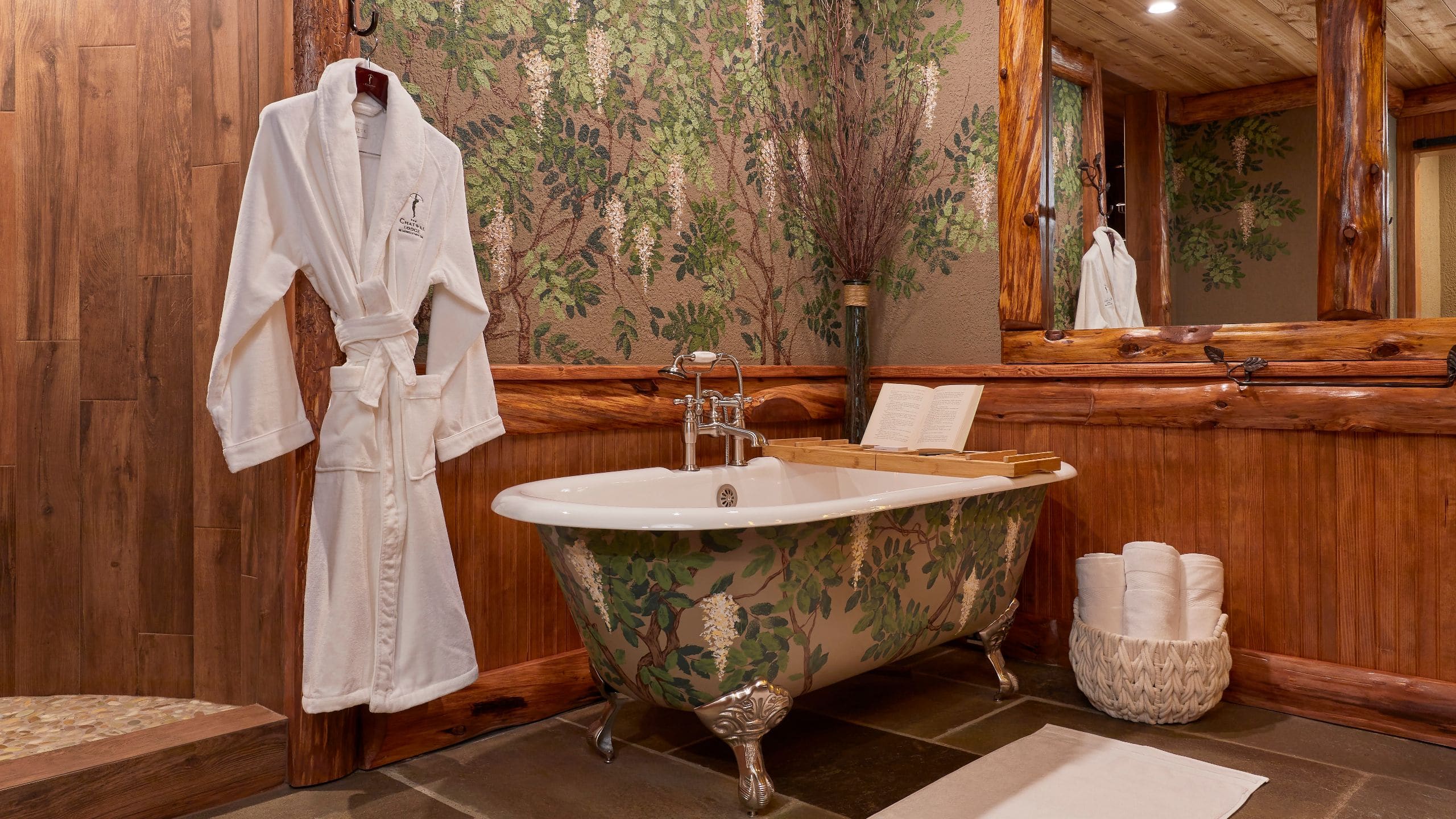 6 of 7 The Chatwal Lodge Top Ridge Bathroom Soaking Tub Robe