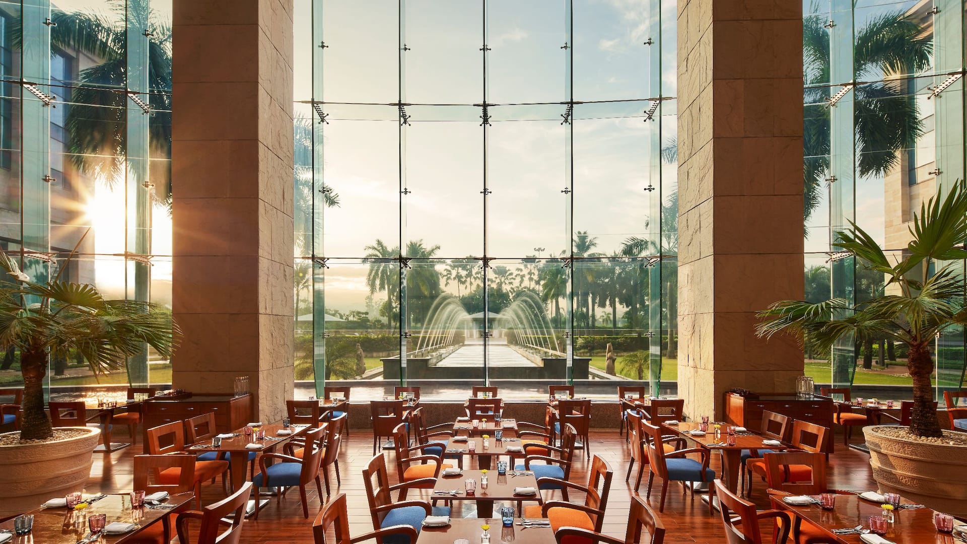 Hyatt Regency Kolkata Waterside Cafe Dining Area