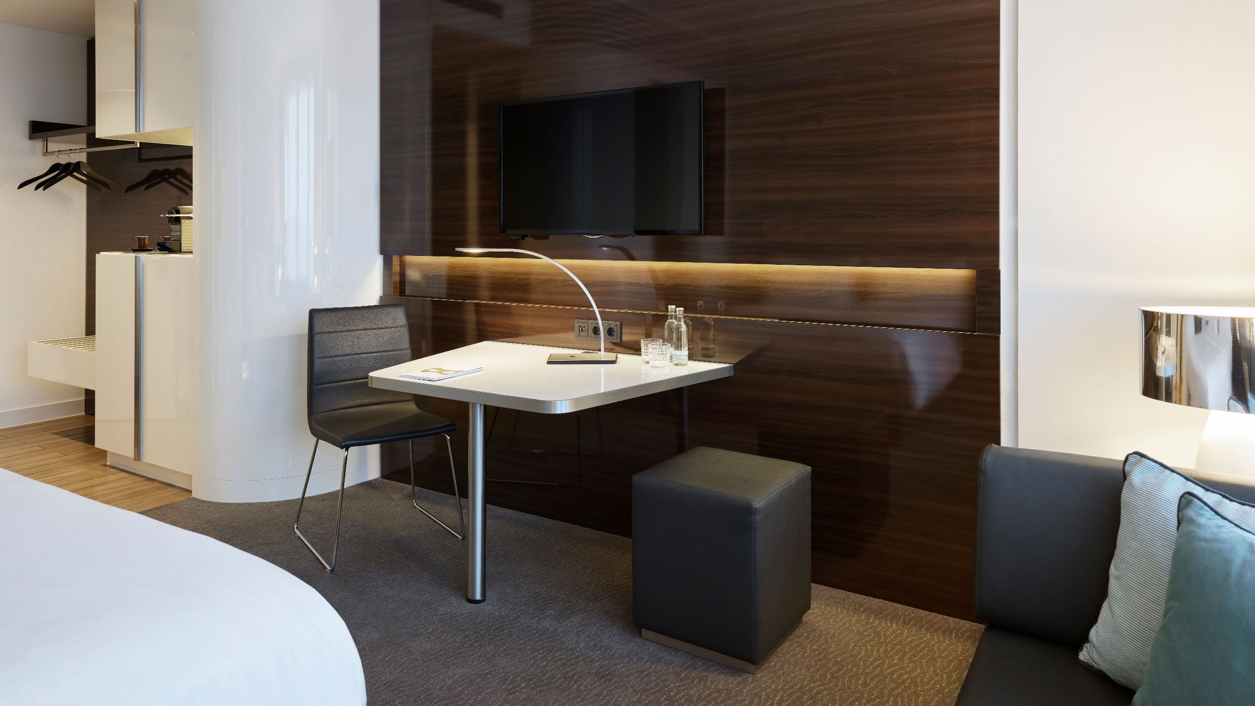 4/5 Lindner Congress Hotel Dusseldorf One Queen Bed Deluxe Desk