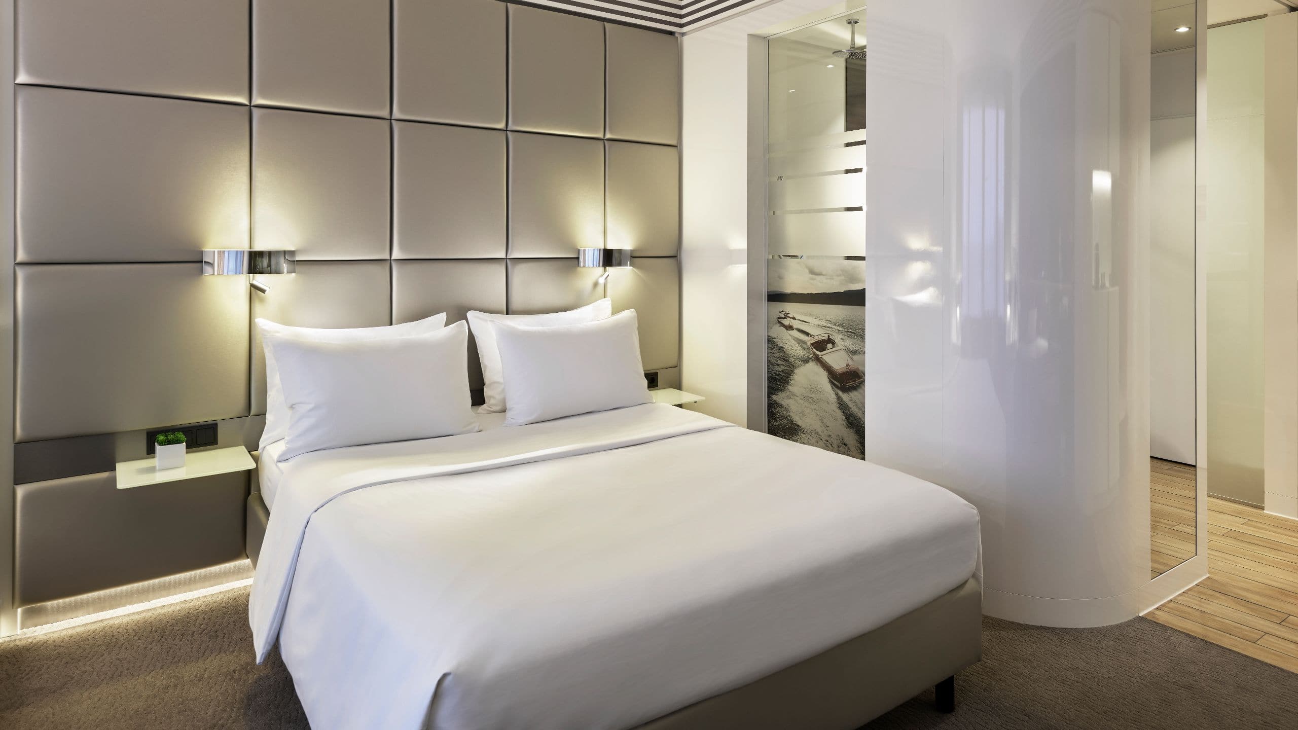 1/5 Lindner Congress Hotel Dusseldorf One Queen Bed Deluxe