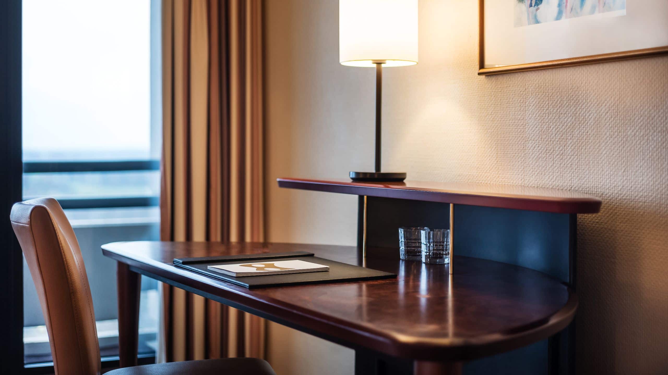 4/5 Lindner Congress Hotel Dusseldorf One Queen Bed Desk