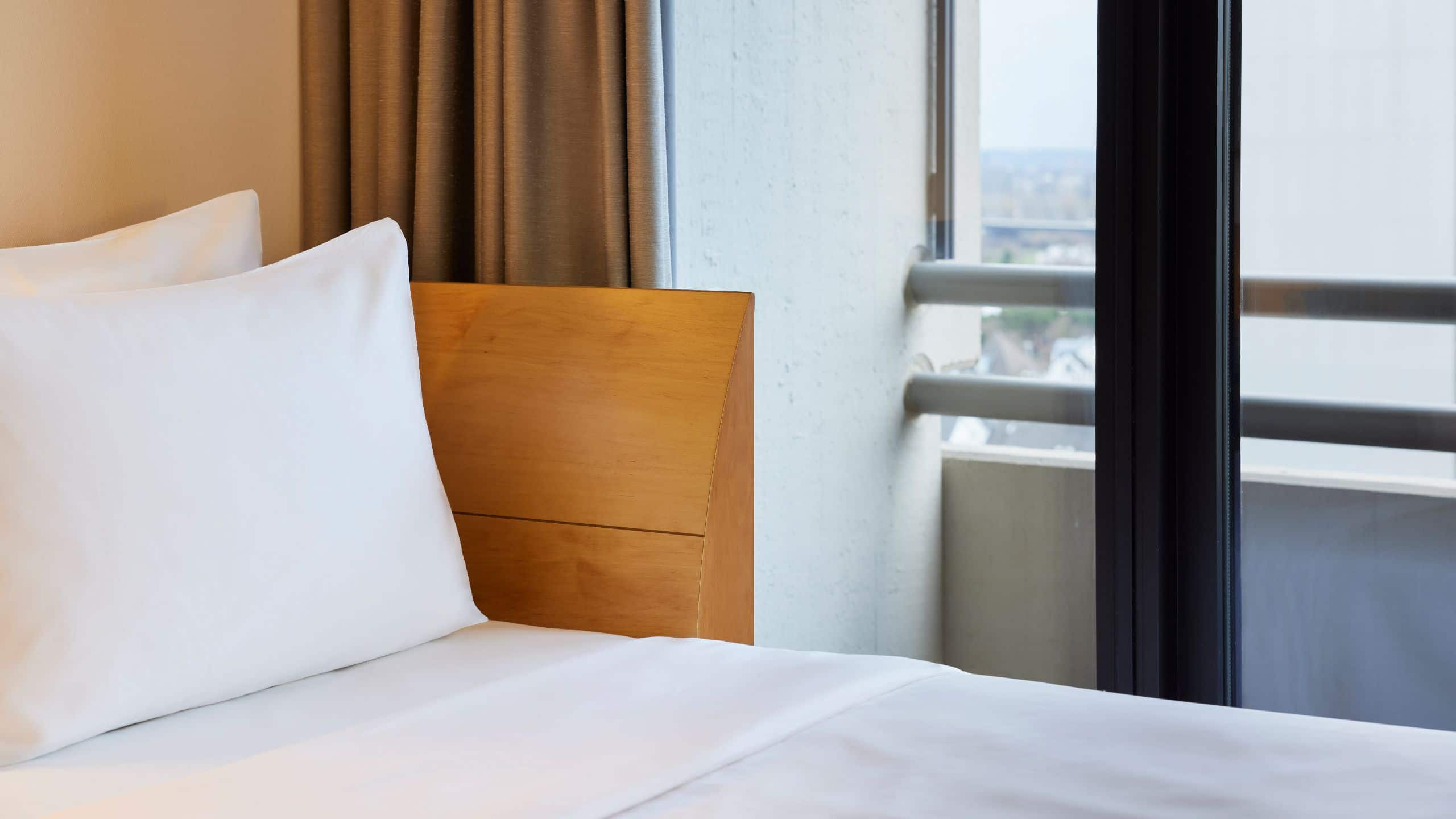 4/5 Lindner Congress Hotel Dusseldorf Two Twin Beds Detail