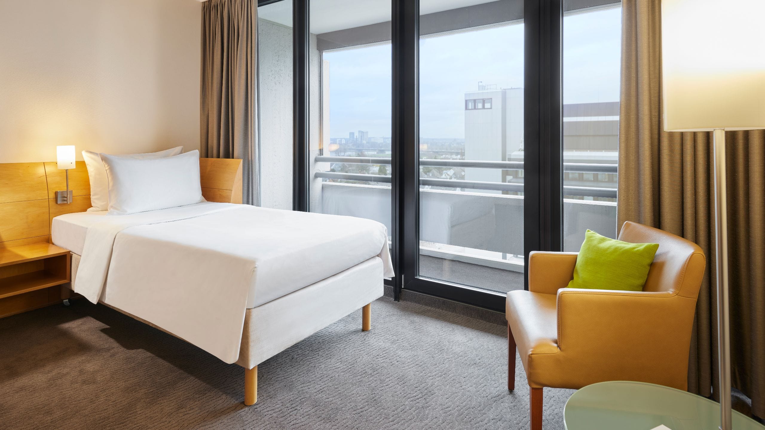 3/5 Lindner Congress Hotel Dusseldorf Two Twin Room Bed