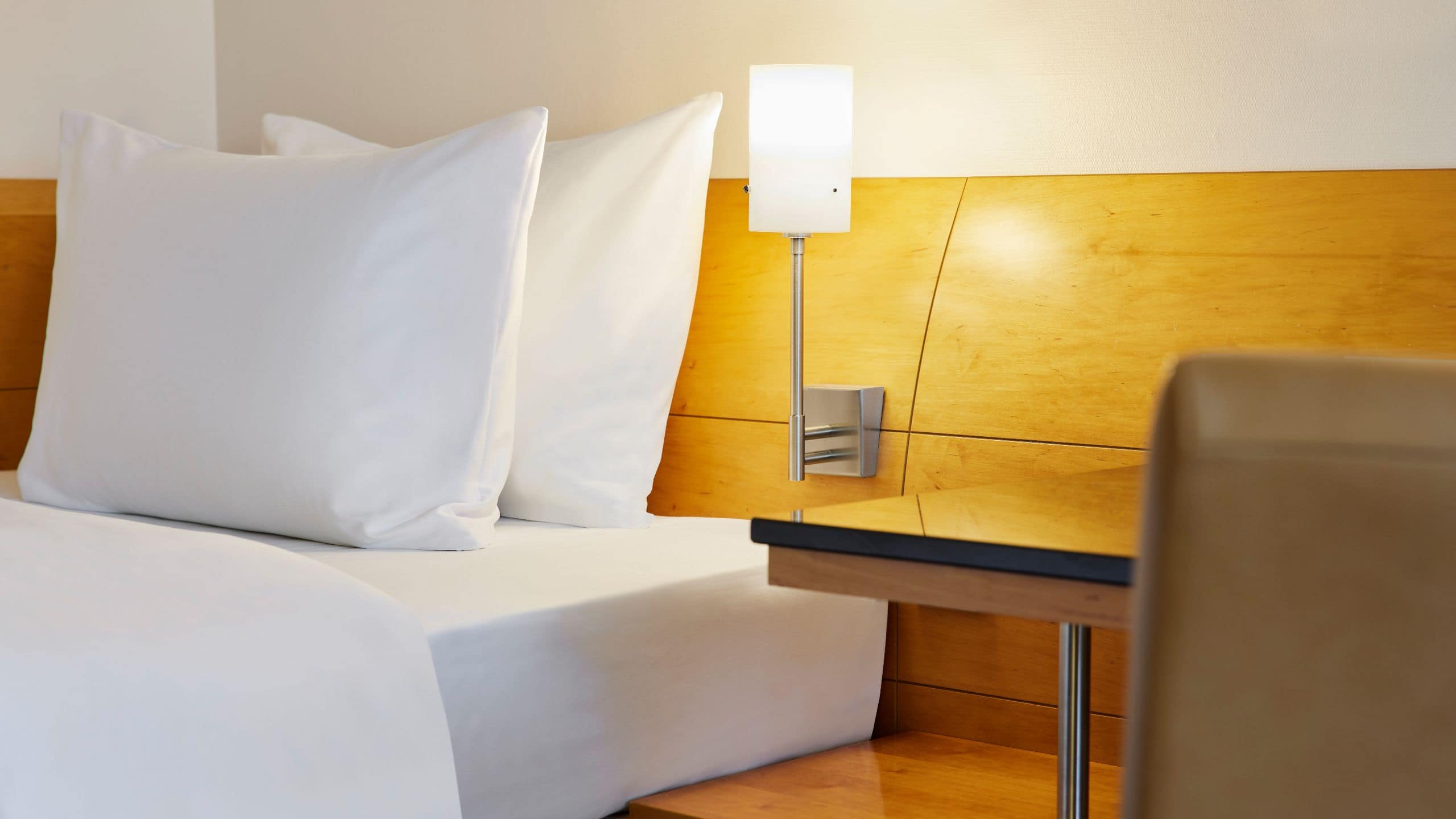 2/5 Lindner Congress Hotel Dusseldorf Two Twin Room Detail