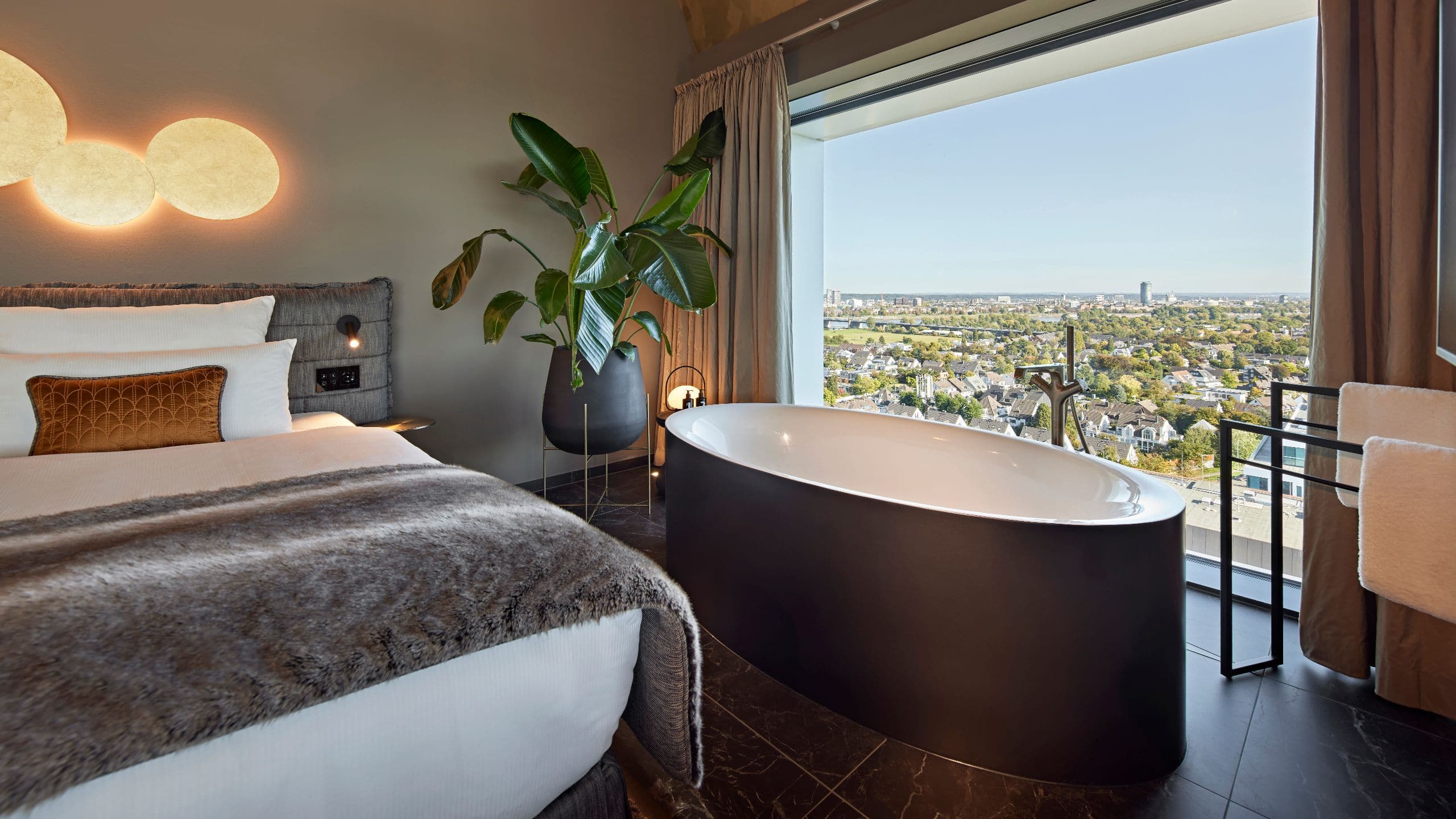 Lindner Congress Hotel Dusseldorf Studio Bed Bathtub
