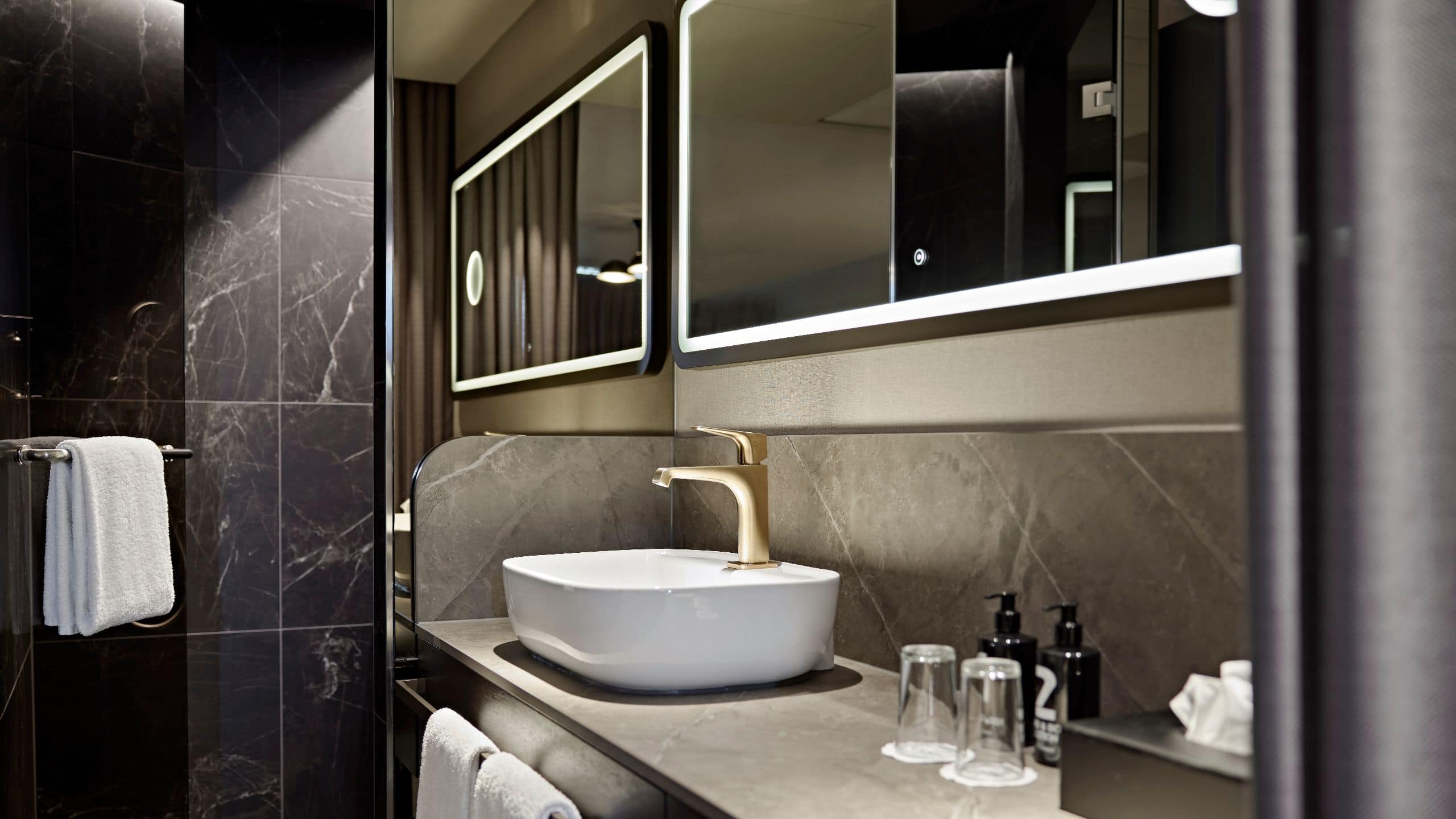 4/5 Lindner Congress Hotel Dusseldorf King Bed Premium Bathroom