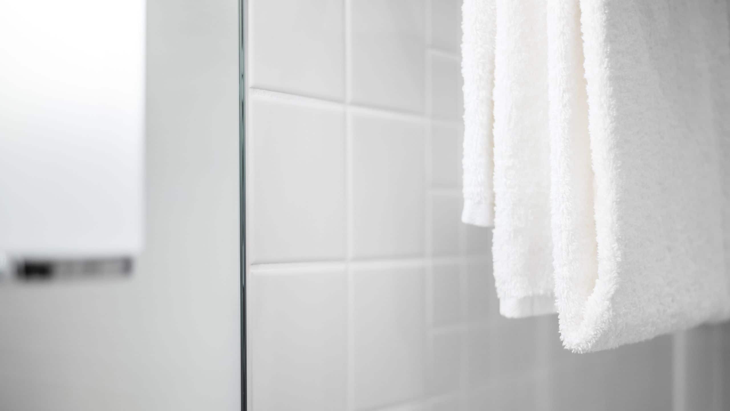 5/5 Lindner Congress Hotel Dusseldorf Queen Bed Bathroom Detail