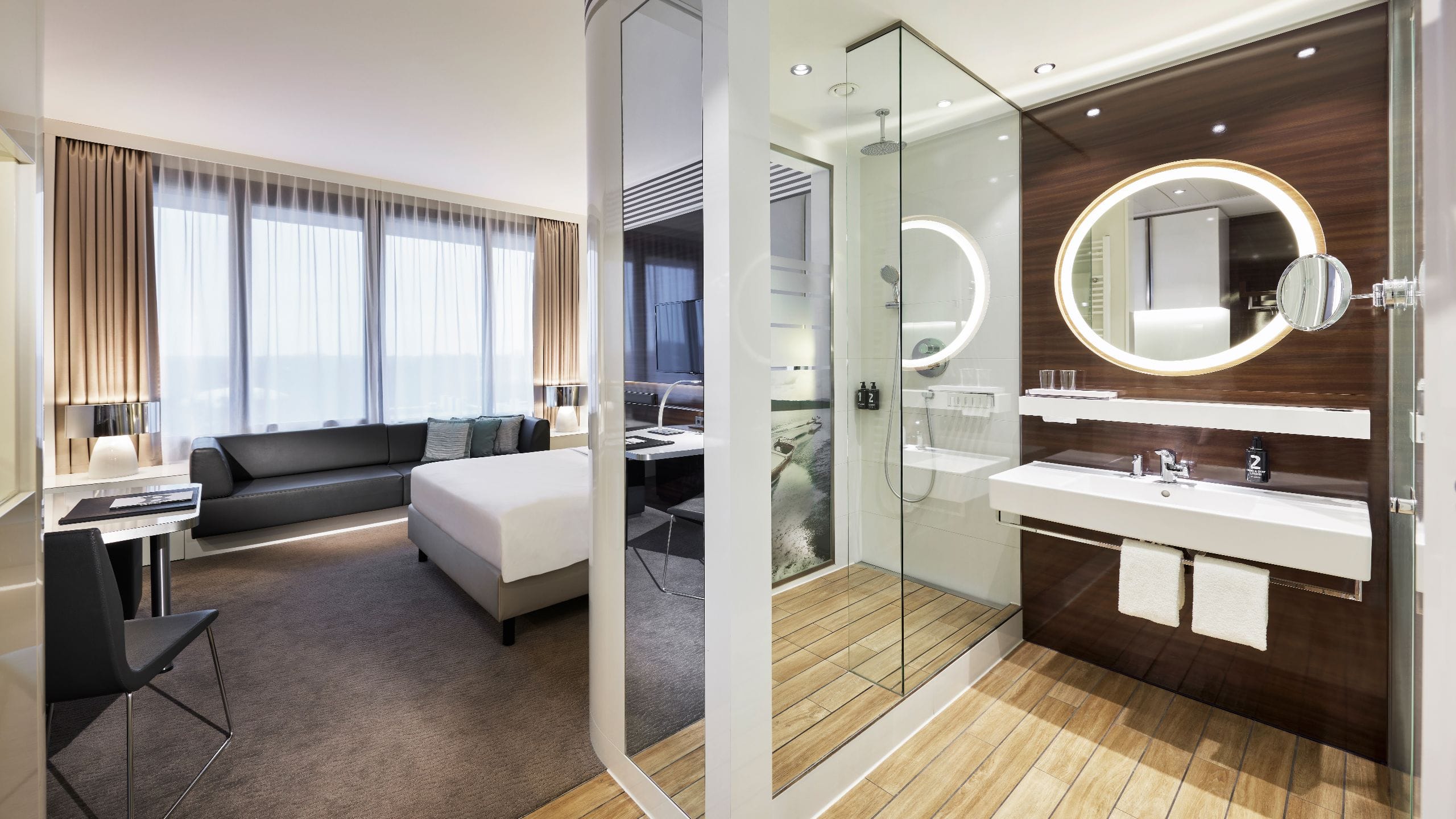 5/5 Lindner Congress Hotel Dusseldorf Queen Bed Deluxe Bathroom Overview