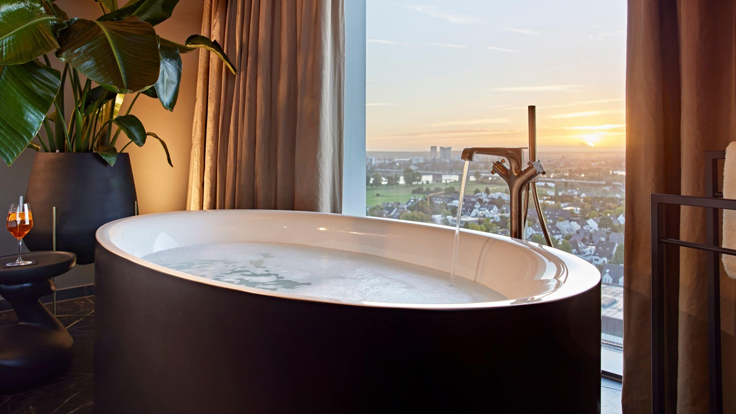 3 of 5 Lindner Congress Hotel Dusseldorf Studio Bathtub