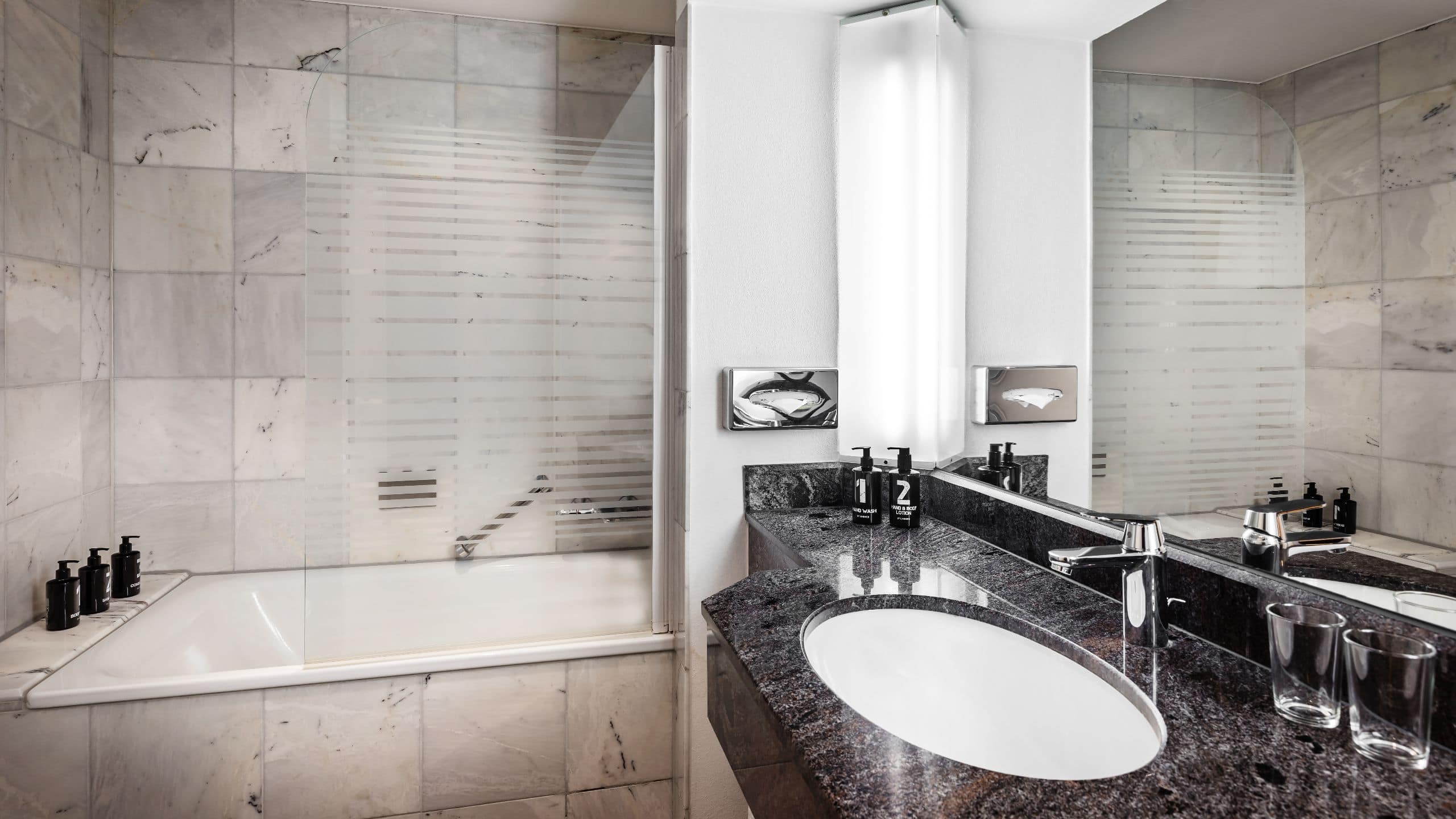 5/5 Lindner Congress Hotel Dusseldorf Twin Bed Bathroom