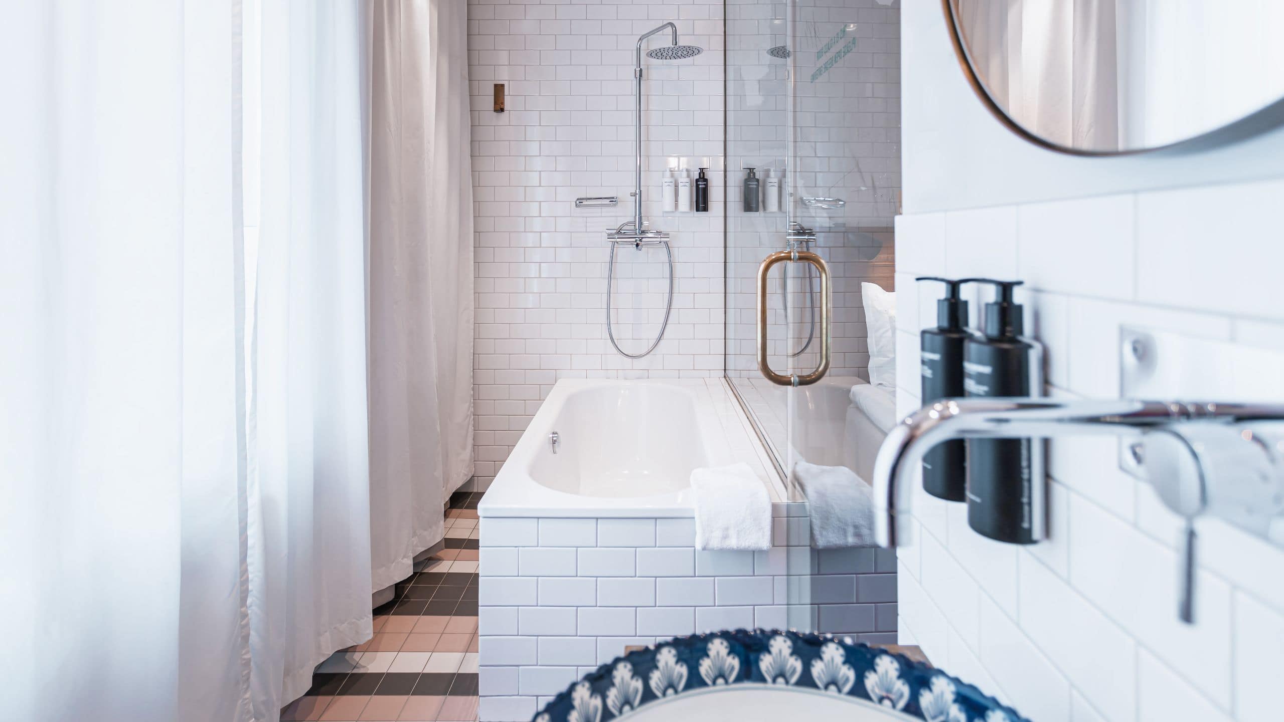 Story Hotel Riddargatan Deluxe Queen Bathroom