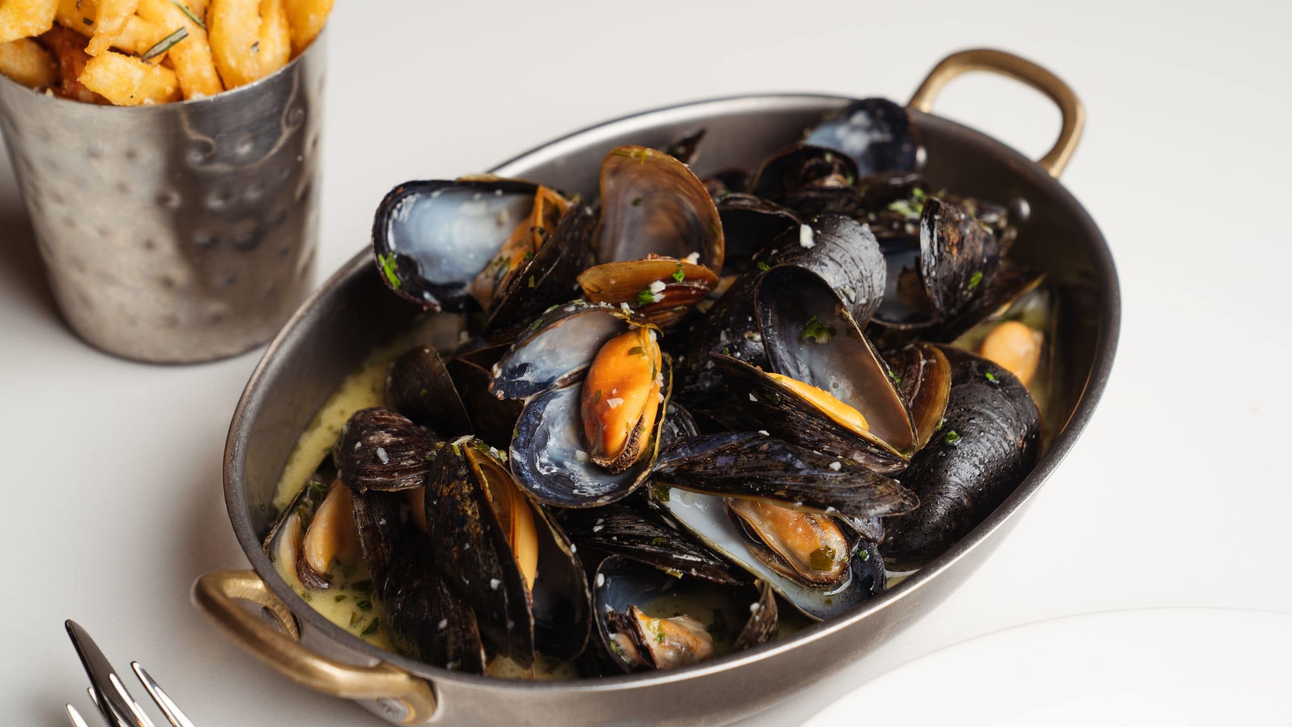 Hyatt Centric The Loop Chicago Bandol Bar Moules Mariniere Mussels Detail