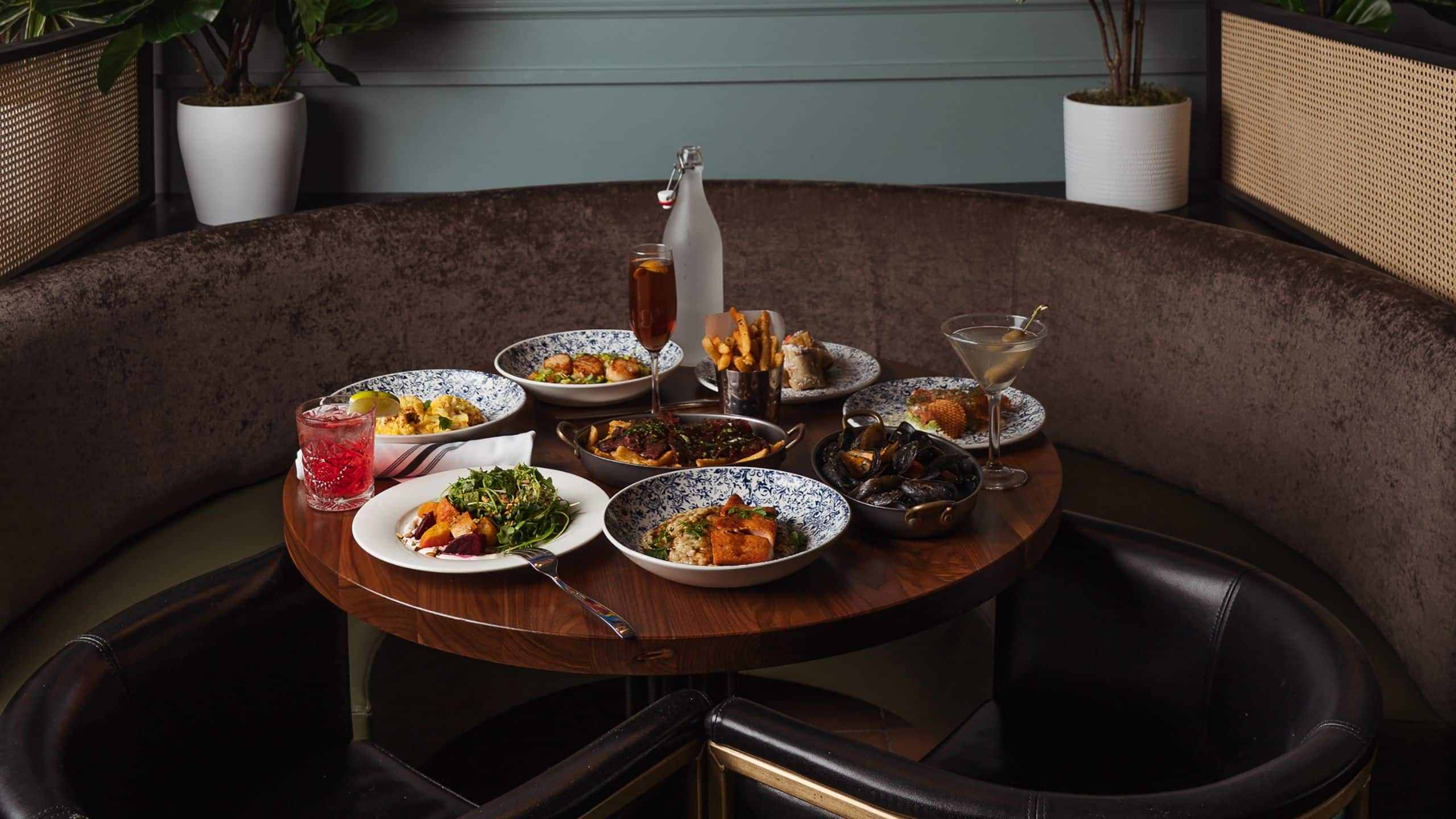 Hyatt Centric The Loop Chicago Bandol Bar Dining Table