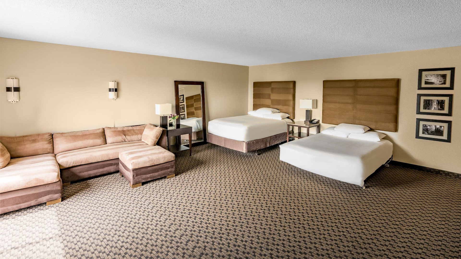 Hyatt Regency Green Bay Accessible Two Queen Couch View