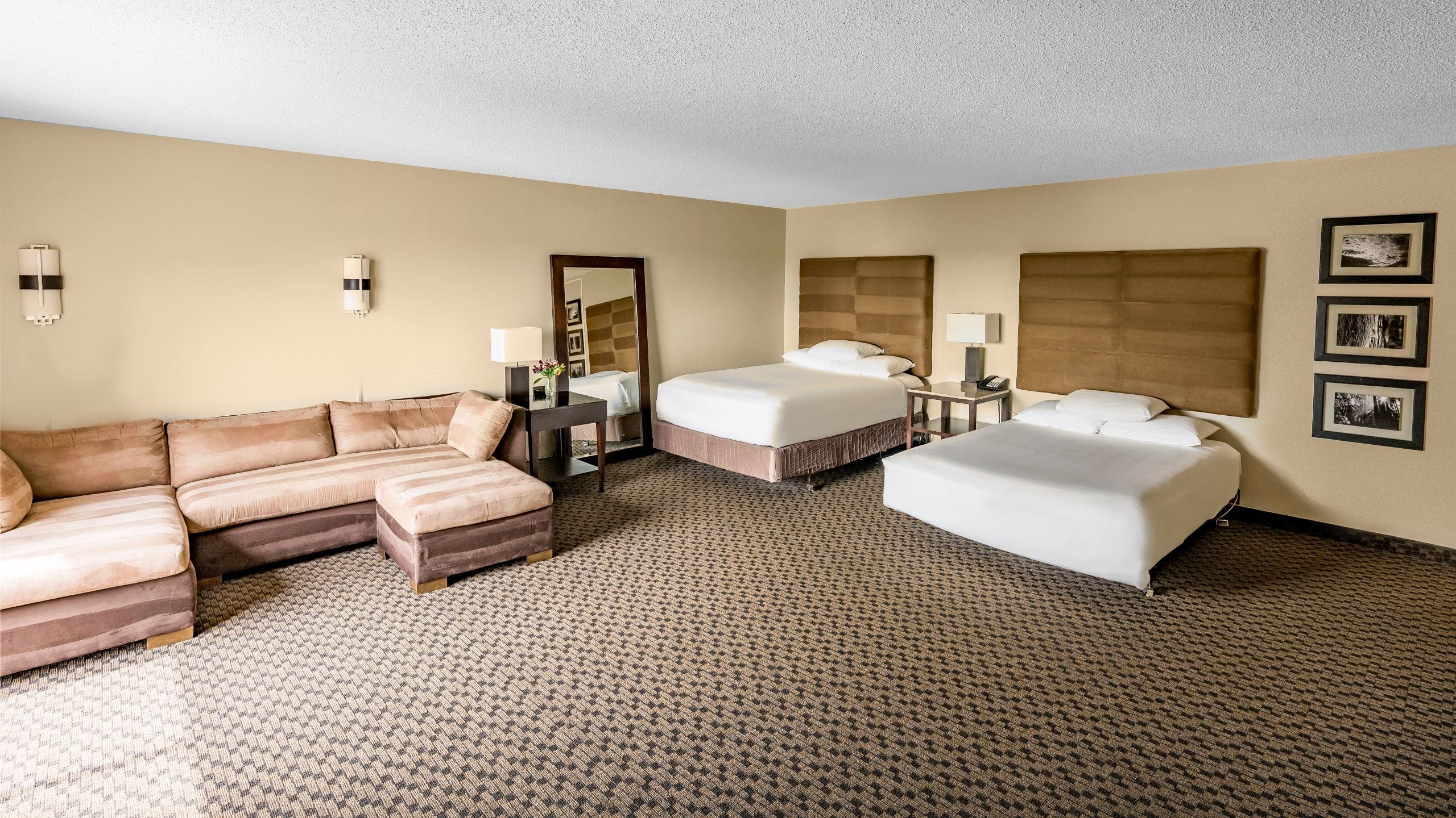 Hyatt Regency Green Bay Accessible Two Queen Couch View