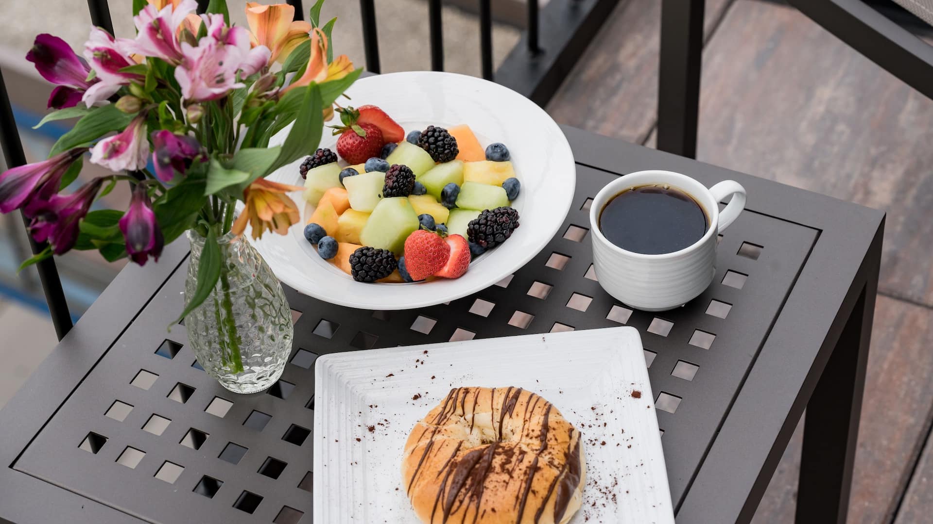 Hyatt Regency Green Bay King Balcony Breakfast Side Table