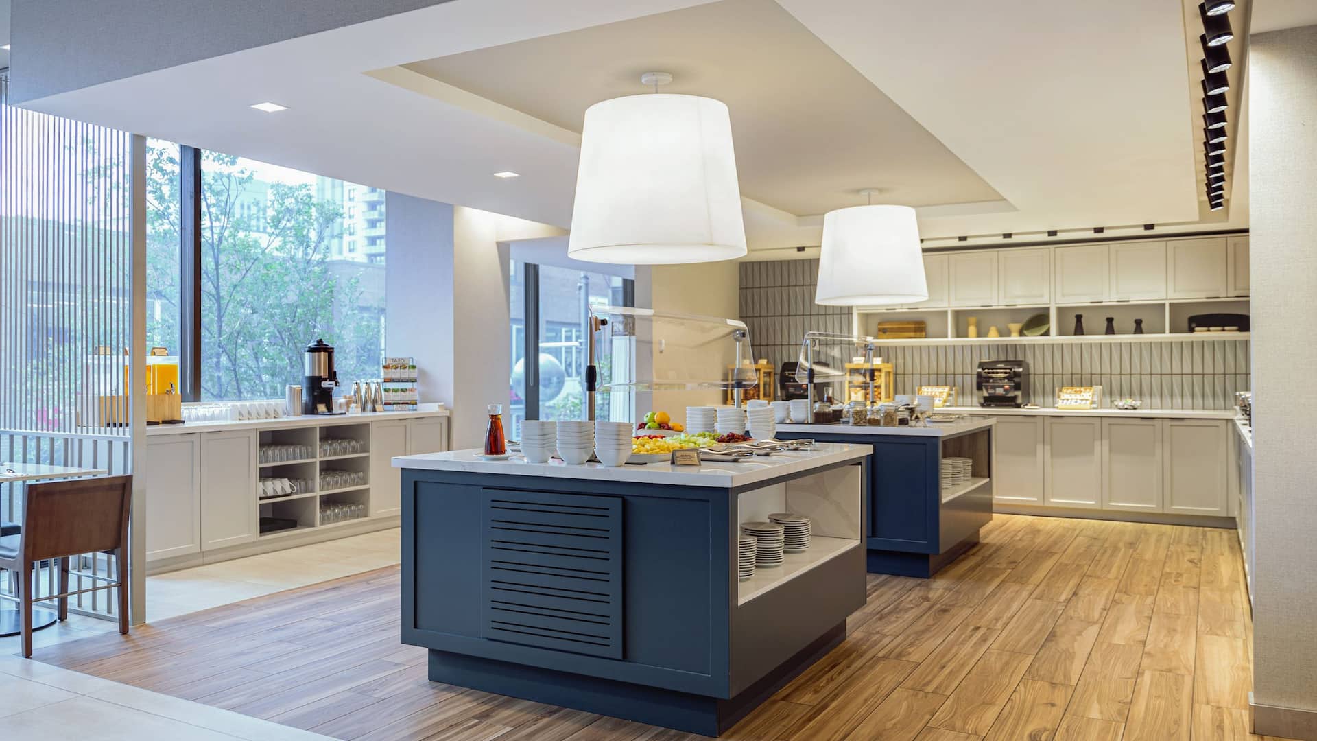 Hyatt Place Montréal – Downtown Breakfast Buffet Area