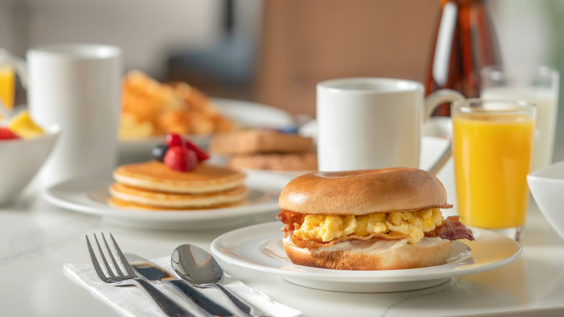 Hyatt Place Montréal – Downtown Breakfast Egg Bagel Sandwich
