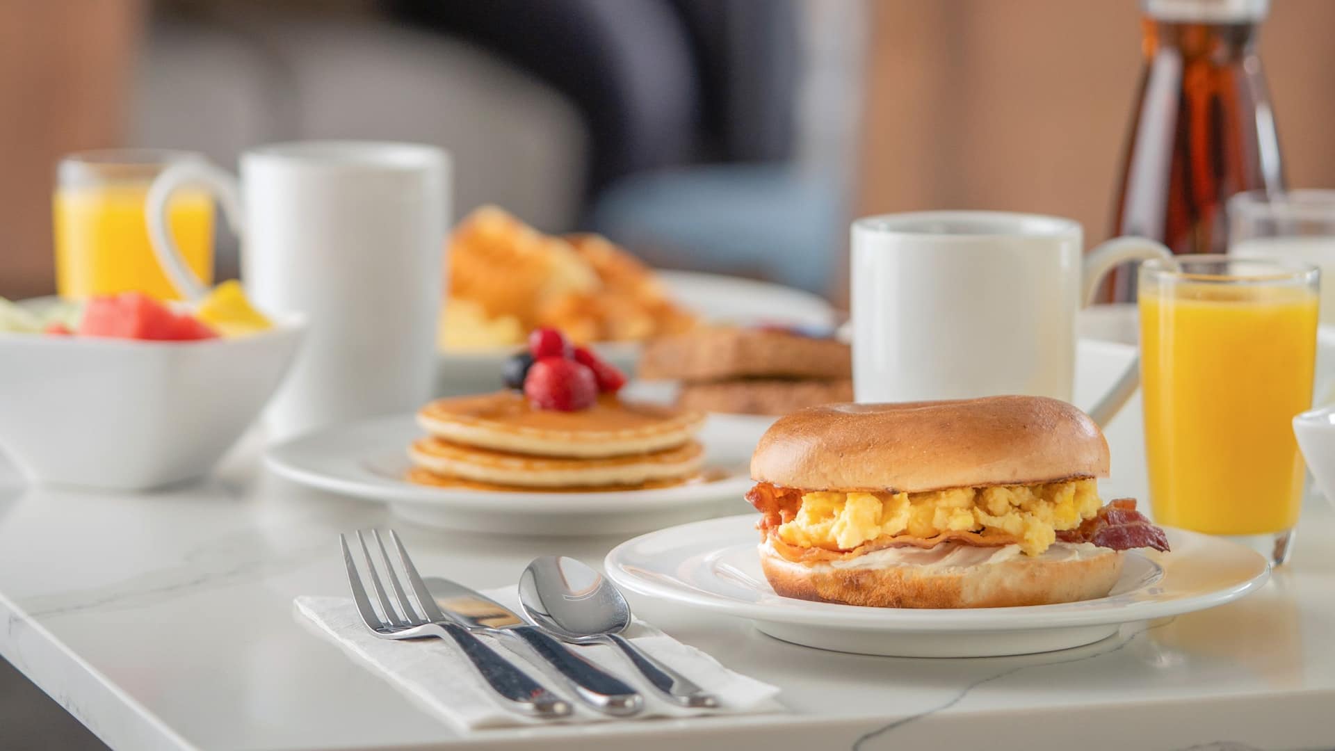 Hyatt Place Montréal – Downtown Breakfast Egg Bagel Sandwich Guest