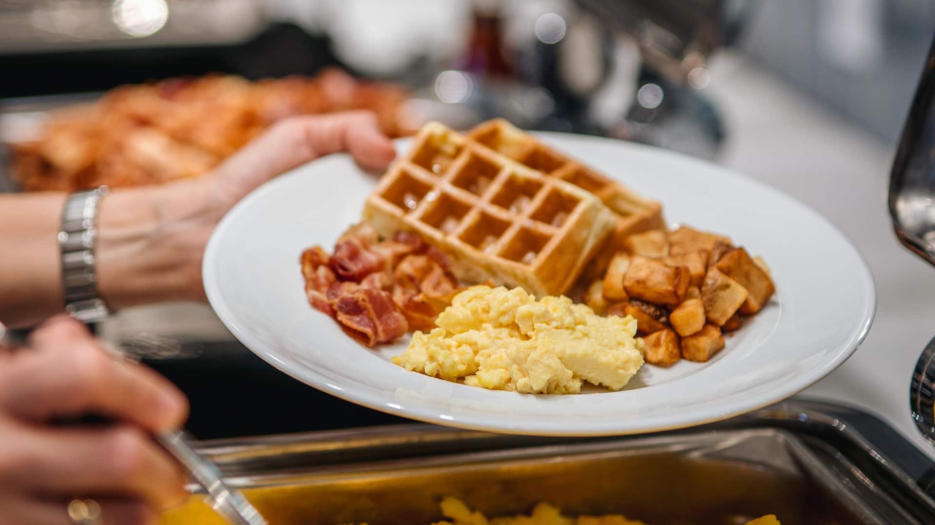 Hyatt Place Montréal – Downtown Breakfast Buffet Scrambled Eggs Waffles