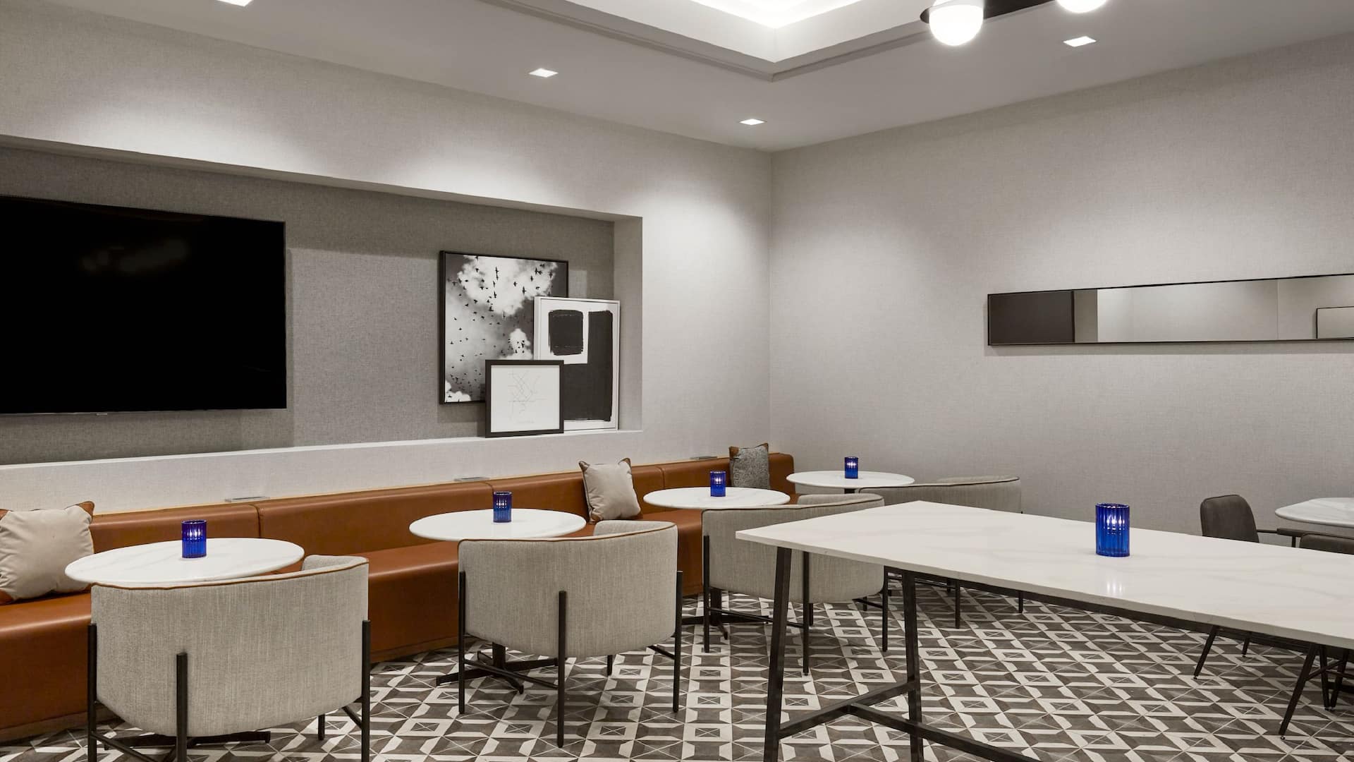 Hyatt Place Montréal – Downtown Bar Lounge Seating Area