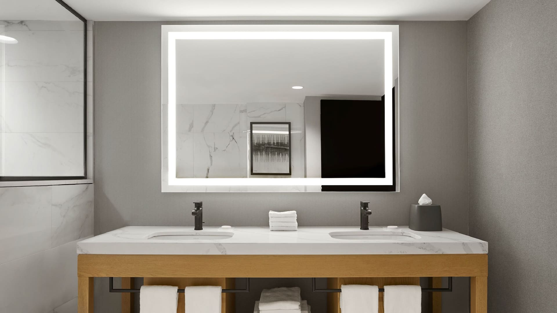 10/10 Hyatt Place Montréal – Downtown Presidential Suite Bathroom Vanity