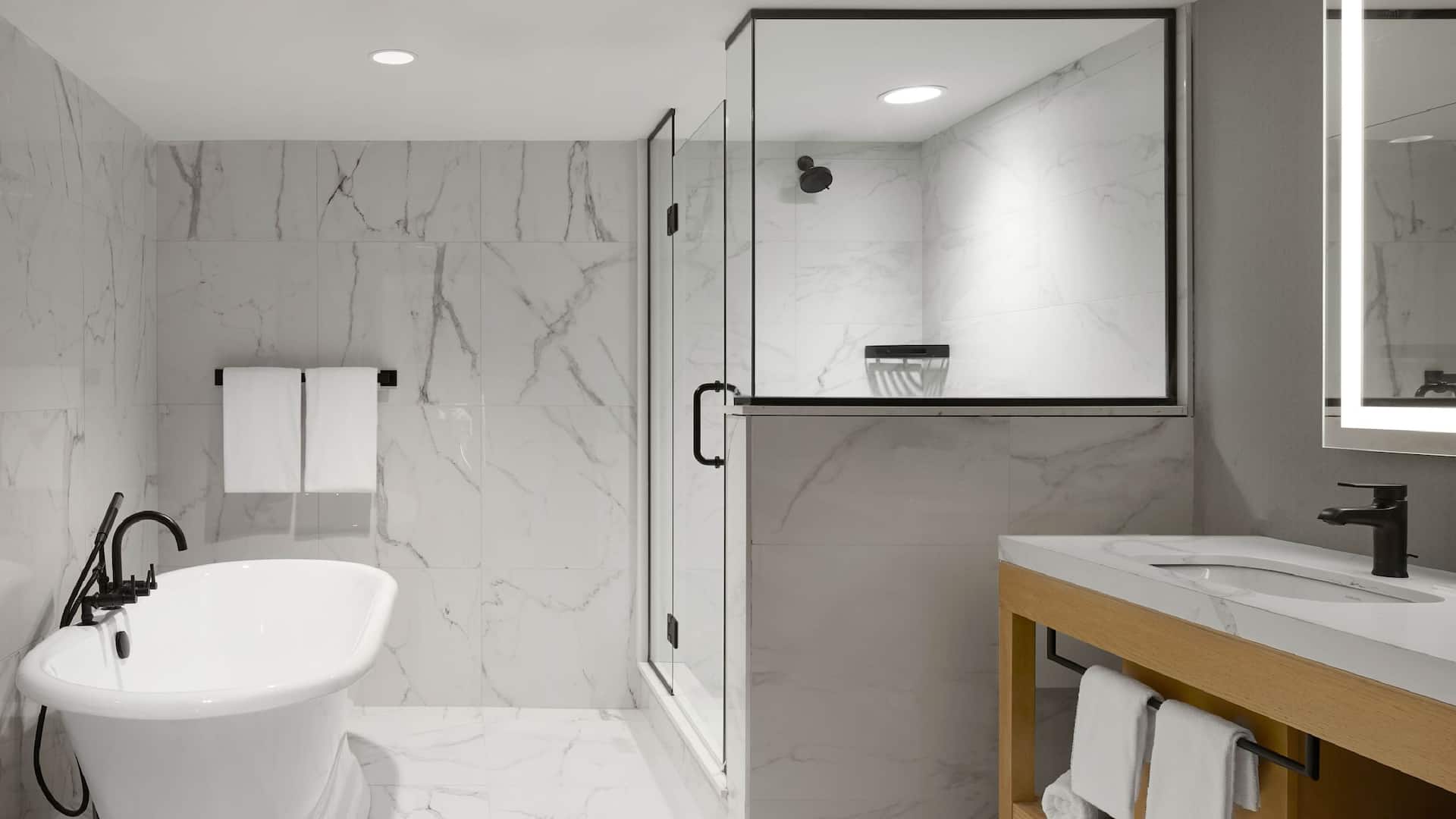 9/10 Hyatt Place Montréal – Downtown Presidential Suite Bathroom Bathtub Shower