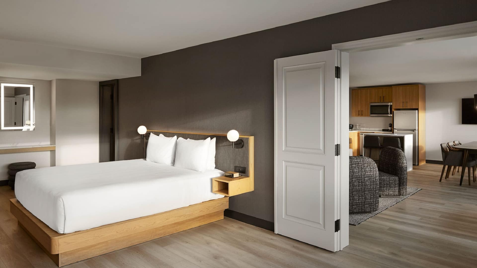 3/10 Hyatt Place Montréal – Downtown Presidential Suite Bedroom Into Living Area