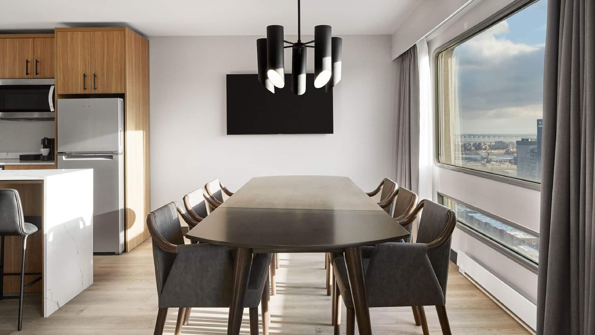 8/10 Hyatt Place Montréal – Downtown Presidential Suite Dining Area