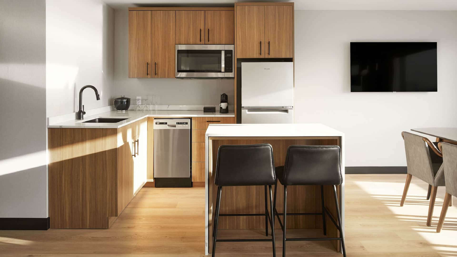 7/10 Hyatt Place Montréal – Downtown Presidential Suite Kitchen