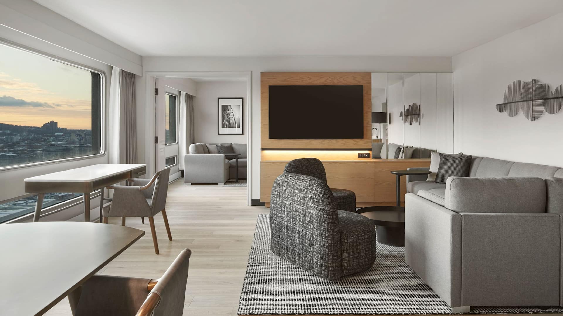5/10 Hyatt Place Montréal – Downtown Presidential Suite Living Area Seating