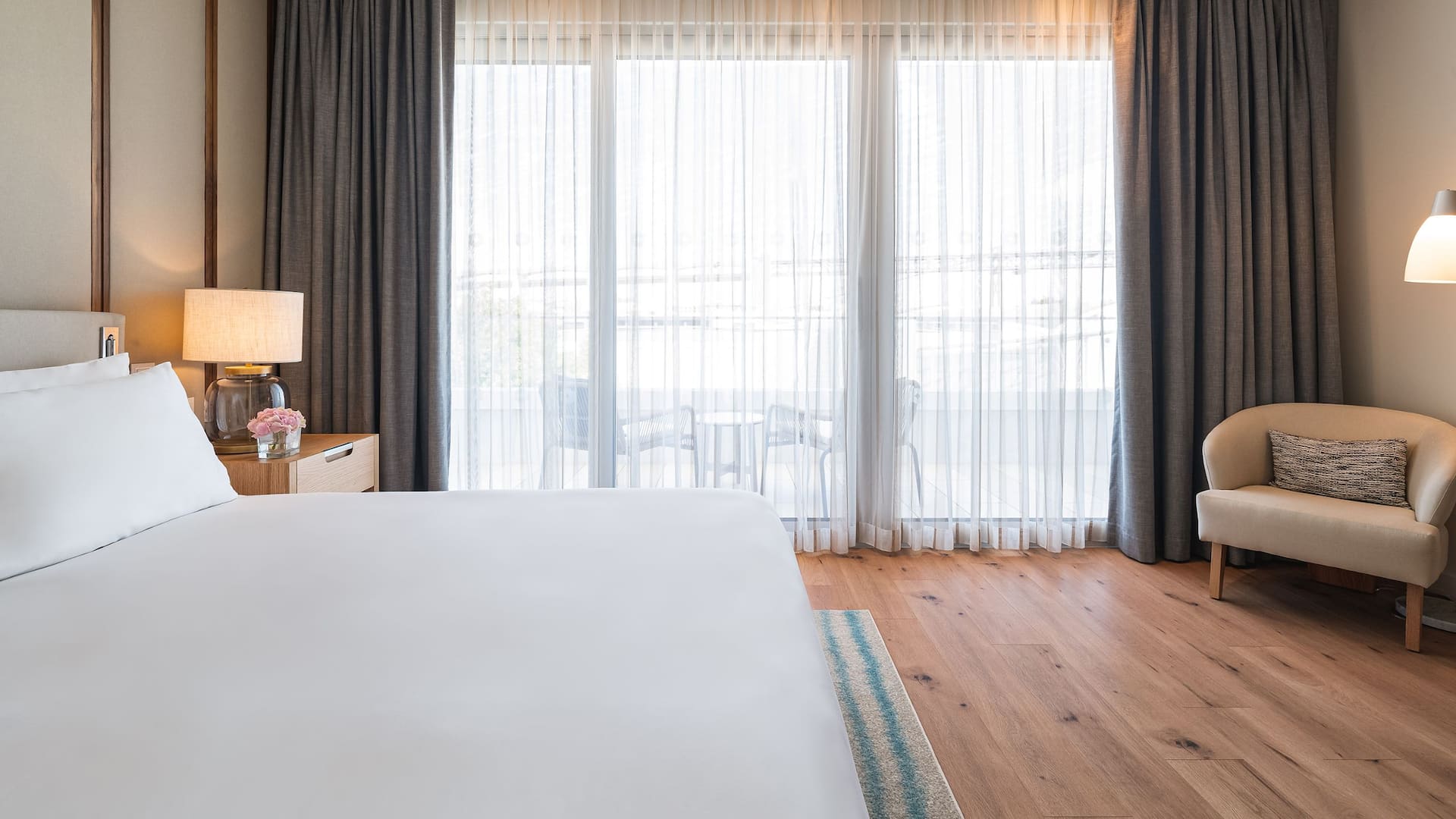 4/7 Hyatt Regency Lisbon Deluxe Suite Bridge View Queen Layout