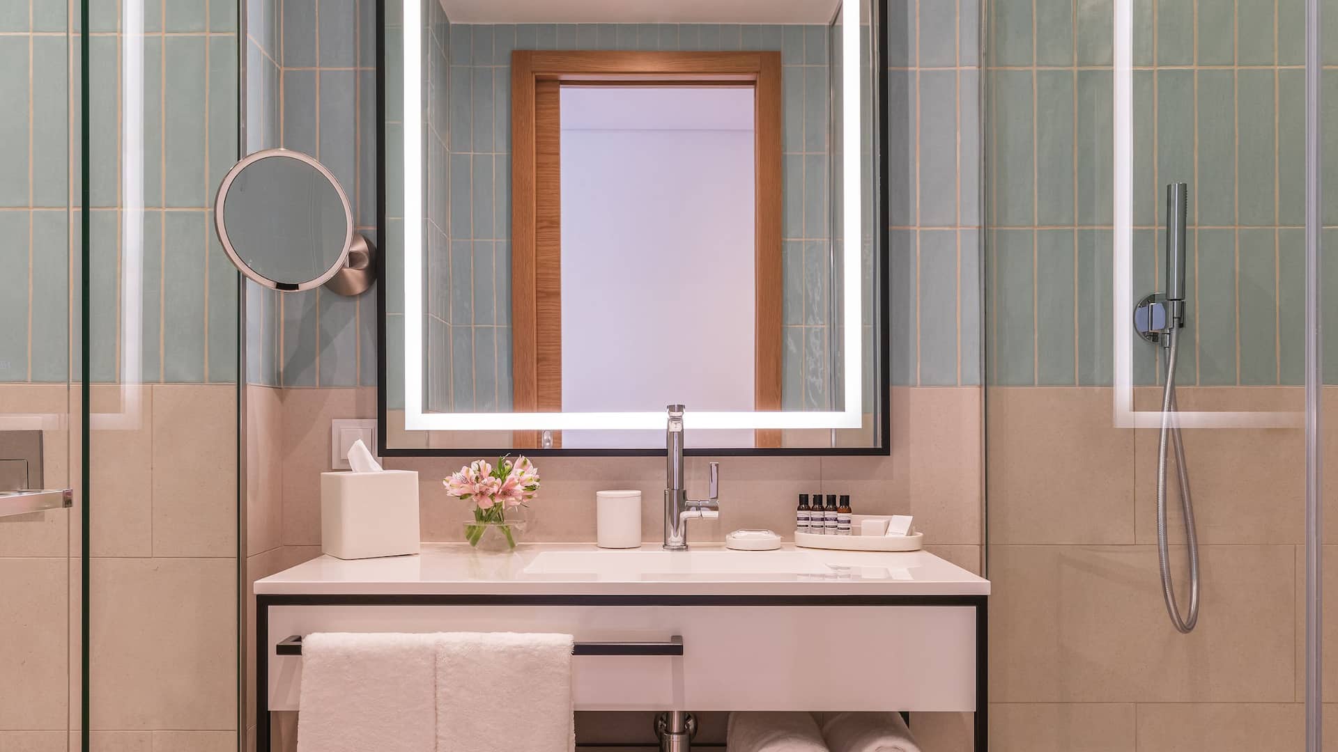 2/6 Hyatt Regency Lisbon Deluxe Suite Bridge View Vanity