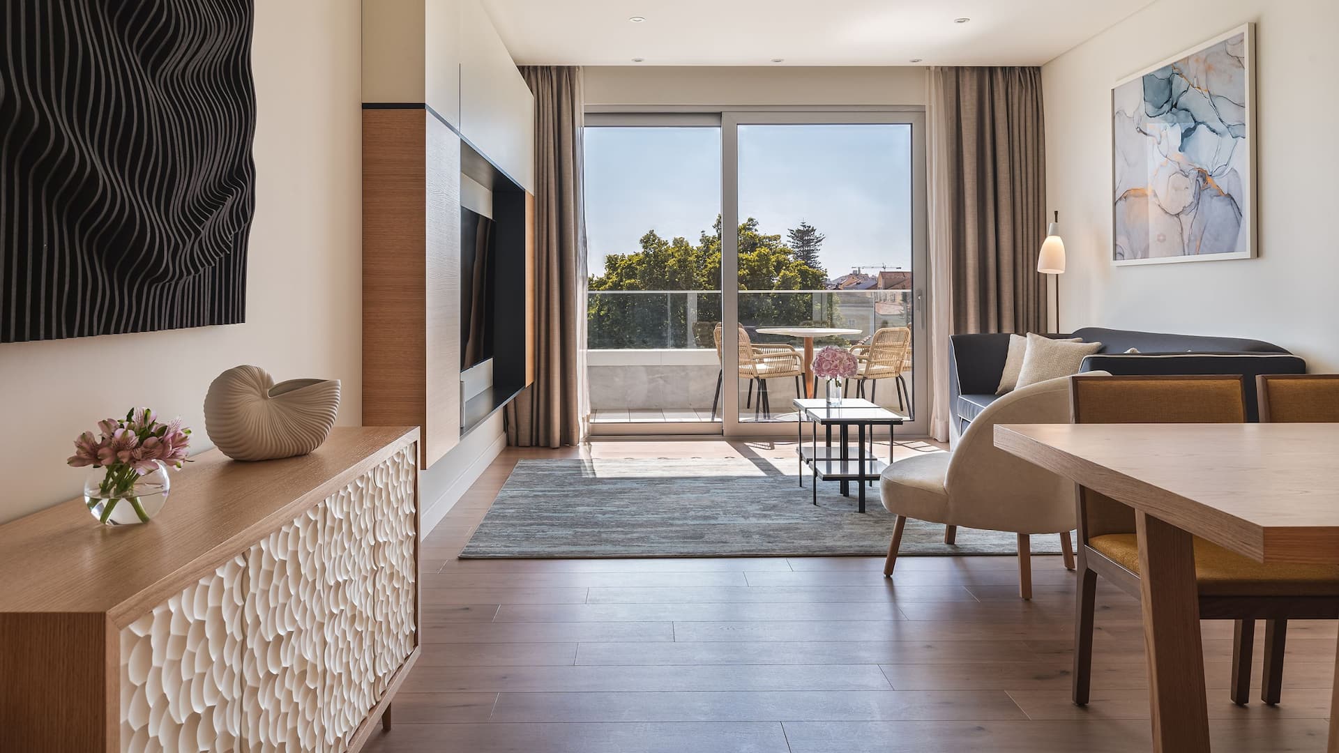 5/6 Hyatt Regency Lisbon Deluxe Suite River View Living Views