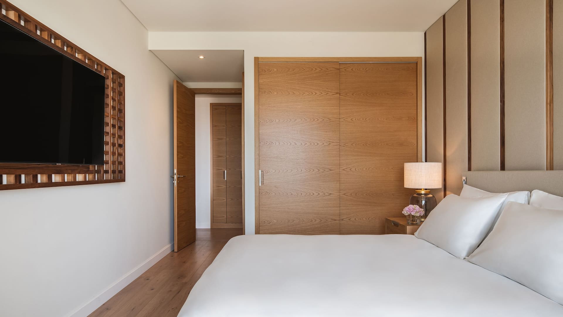5/7 Hyatt Regency Lisbon Deluxe Suite River View Wardrobe