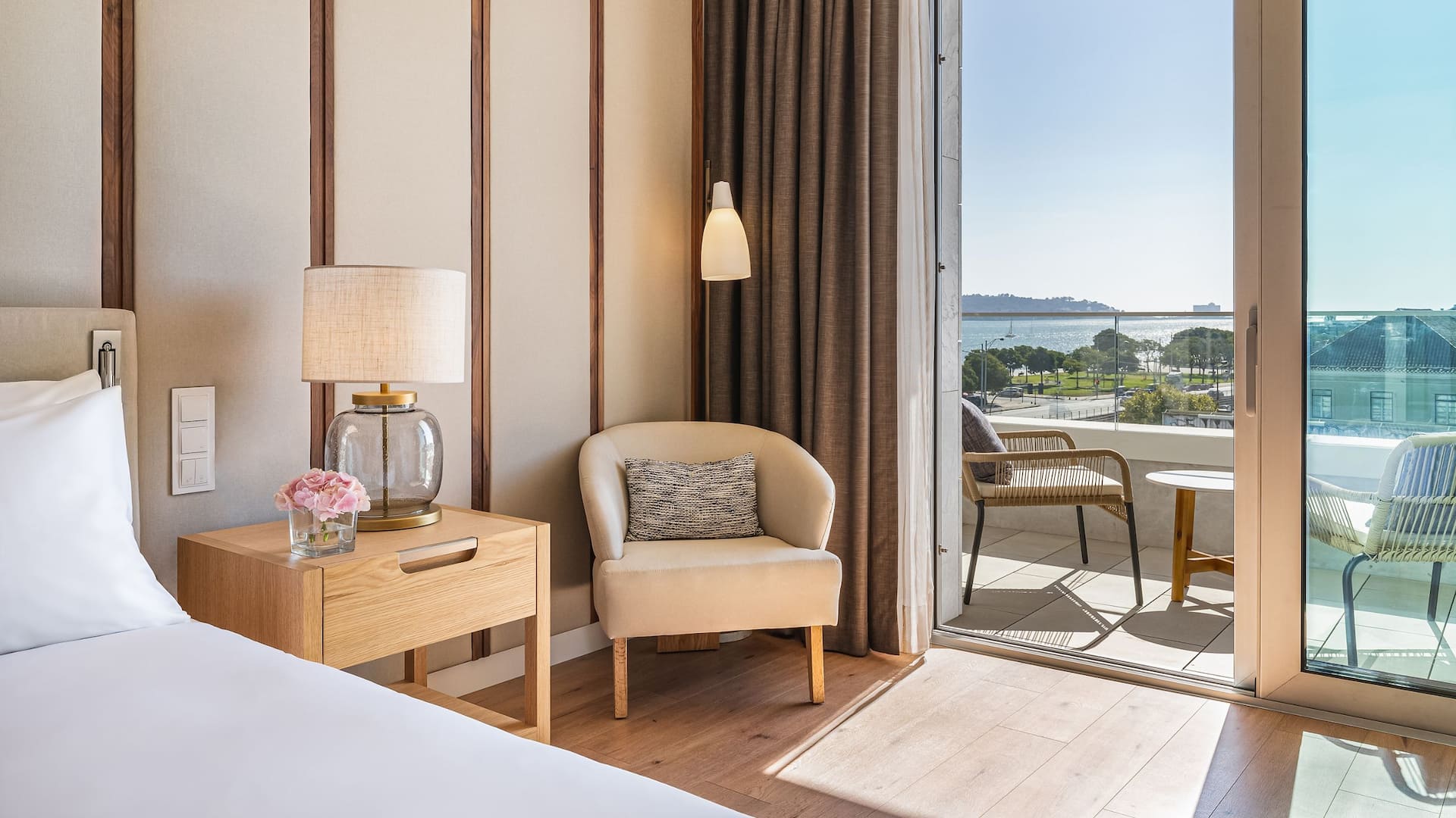 2/14 Hyatt Regency Lisbon Deluxe Suite River View Chair Details