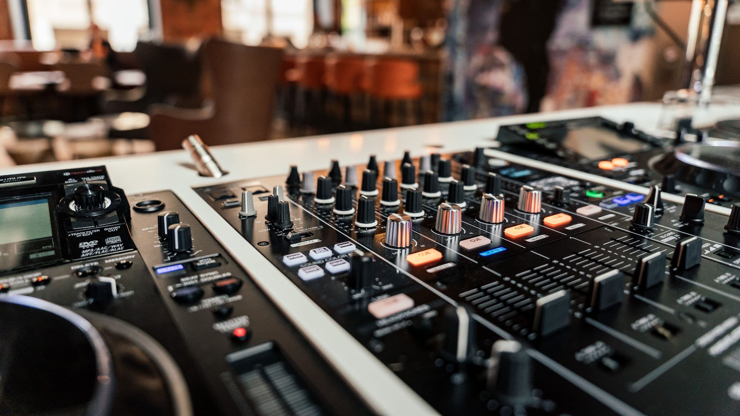 me and all hotel hannover Lounge Dj