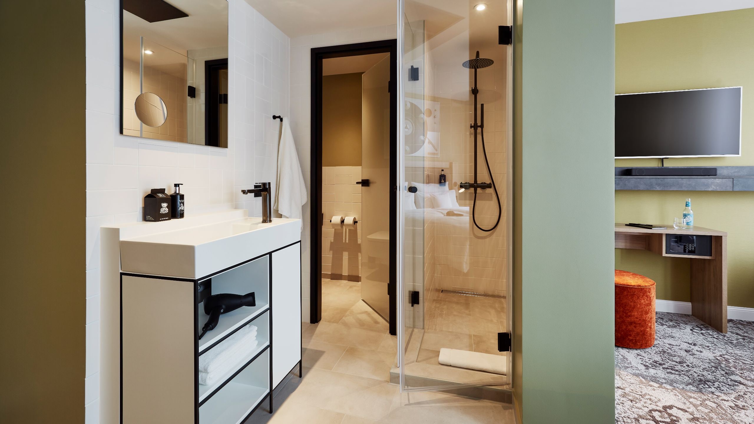 4/5 me and all hotel hannover One King Deluxe Bathroom