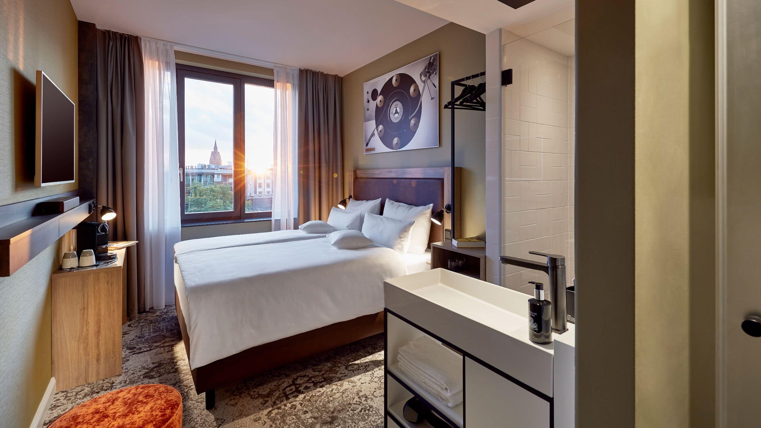 me and all hotel hannover One Queen Bed