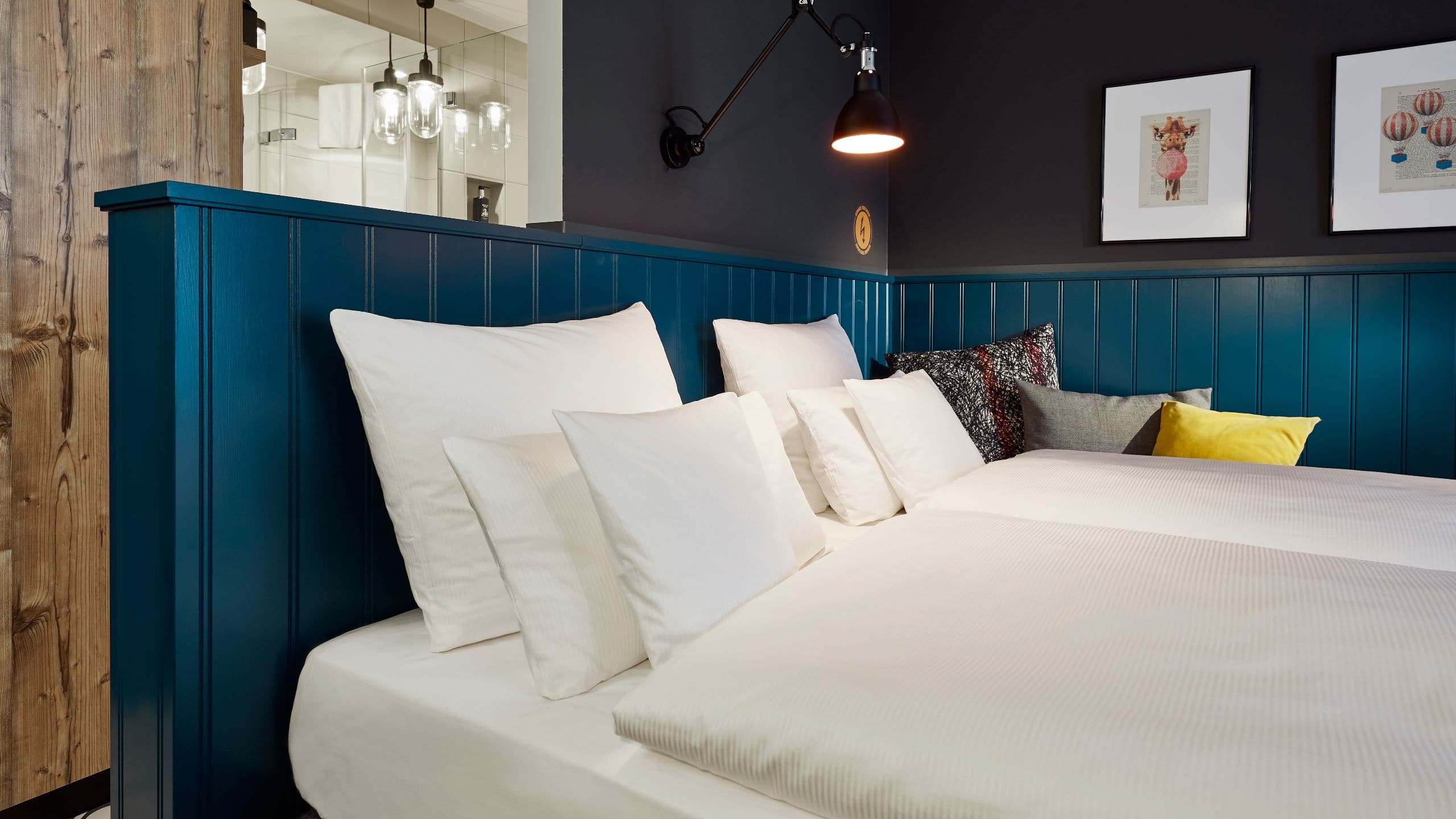 me and all hotel mainz One Queen Bed Deluxe