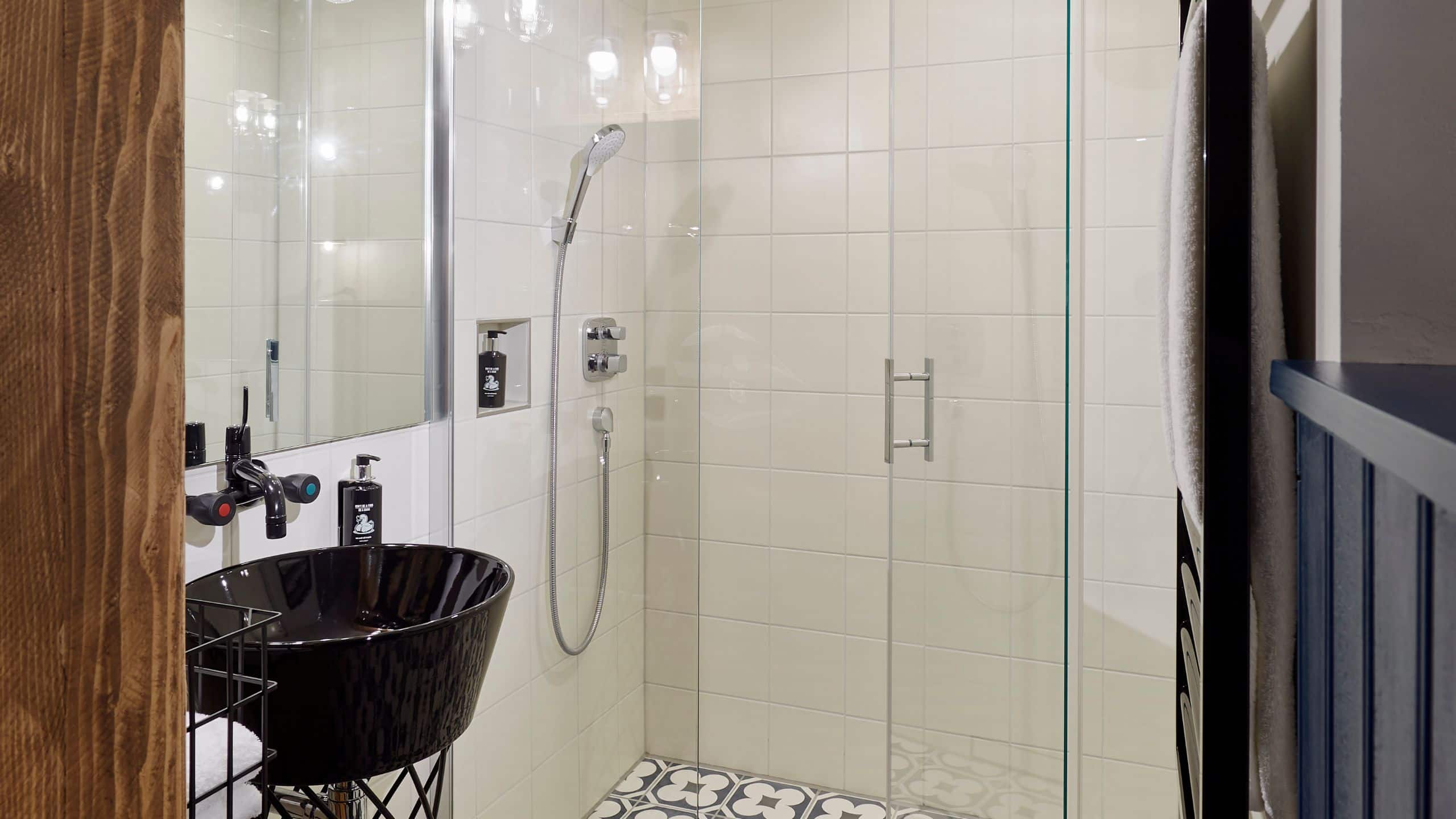 5 из 5 me and all hotel mainz Bathroom Shower