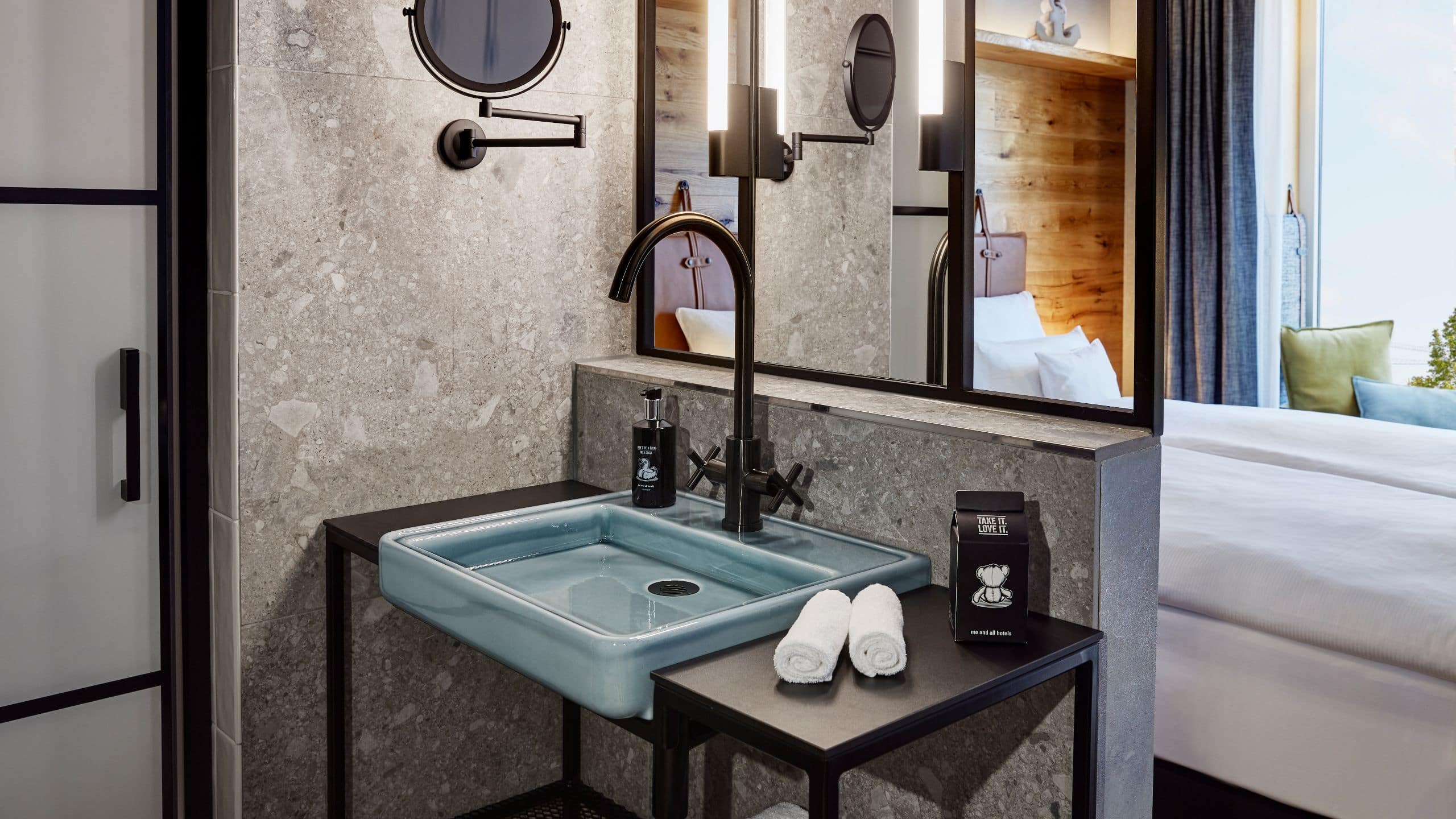 5 из 5 me and all hotel kiel King Bed Bathroom